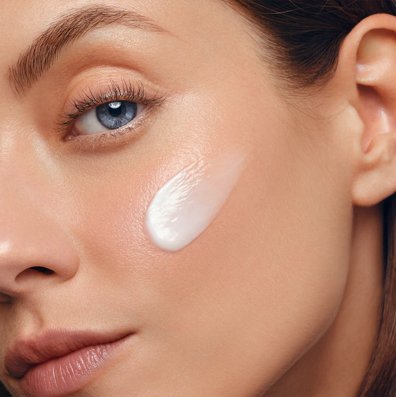 Creme noturno antirrugas Biotherm Blue Therapy para todos os tipos de pele.