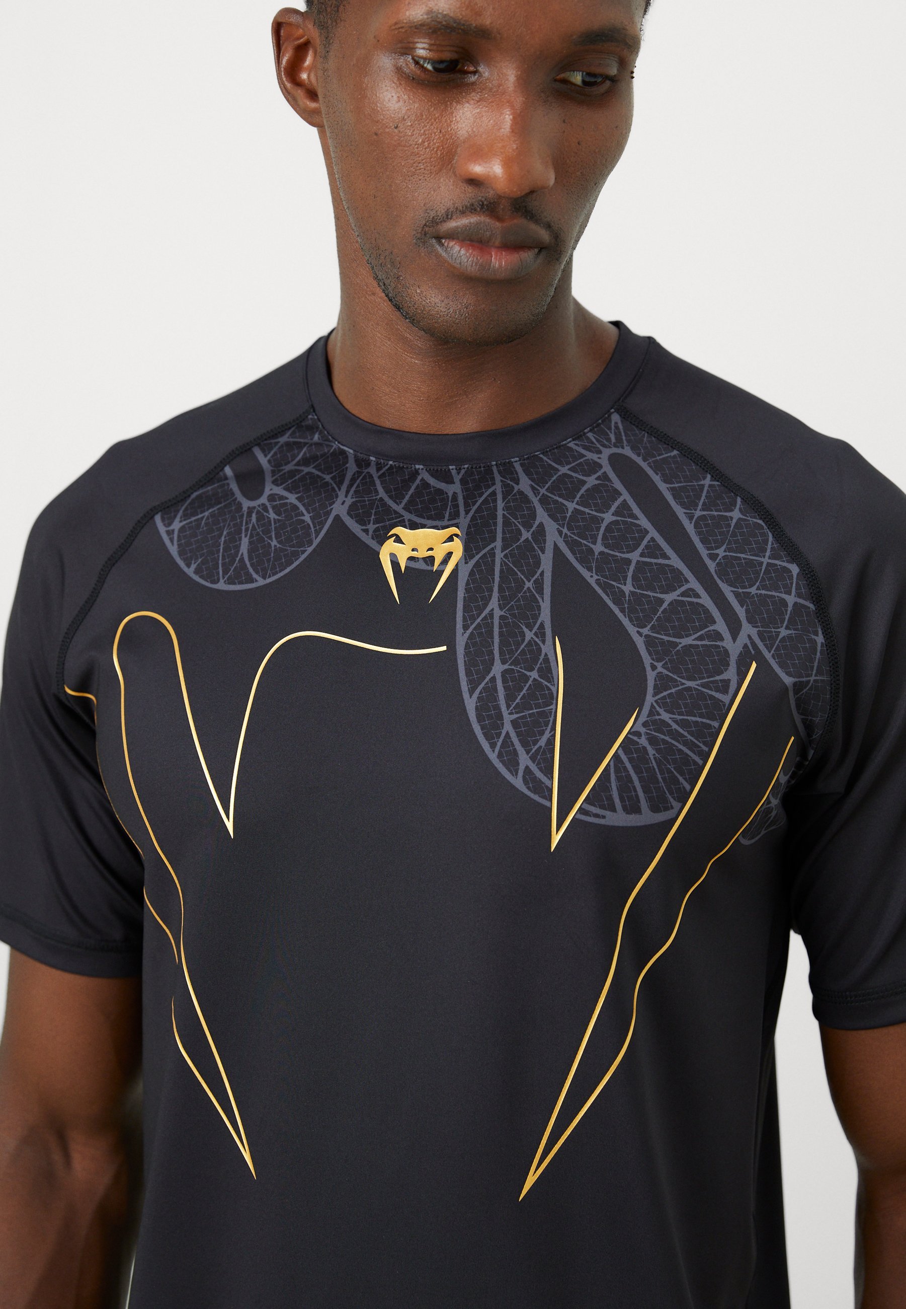 Venum SERPENTI DRY TECH - Sport T-shirt - zwart/zilver/goudkleurig