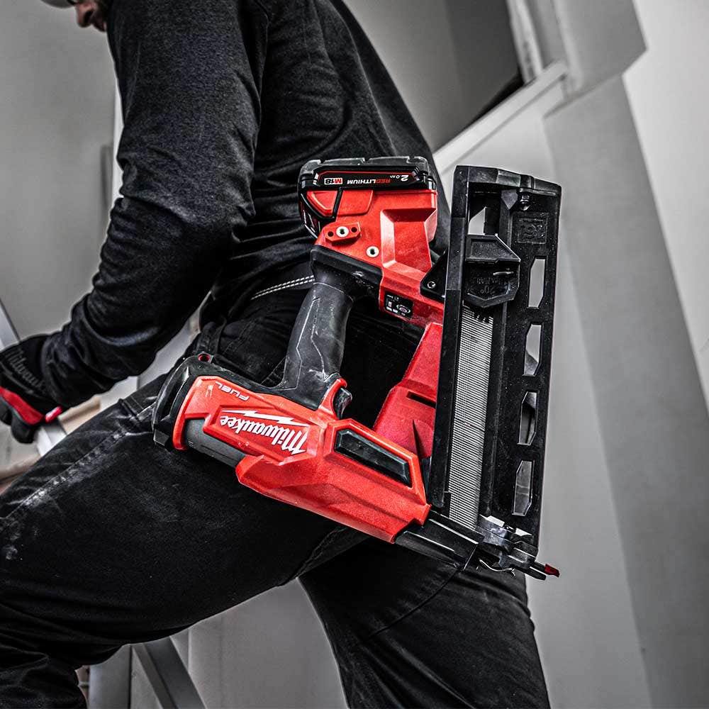 Pregador pneumático de acabamento Milwaukee Fuel 18V, calibre 16, ângulo reto de 20 graus, modelo M18FN16GA-0C