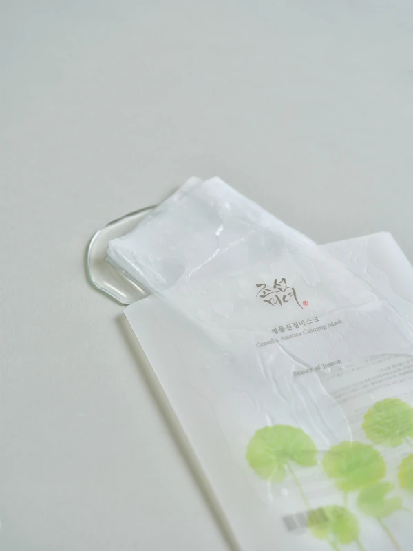 Die Beauty of Joseon Centella Asiatica Calming Mask ist eine feuchtigkeitsspendende Tuchmaske zur Beruhigung und Stärkung empfindlicher Haut.