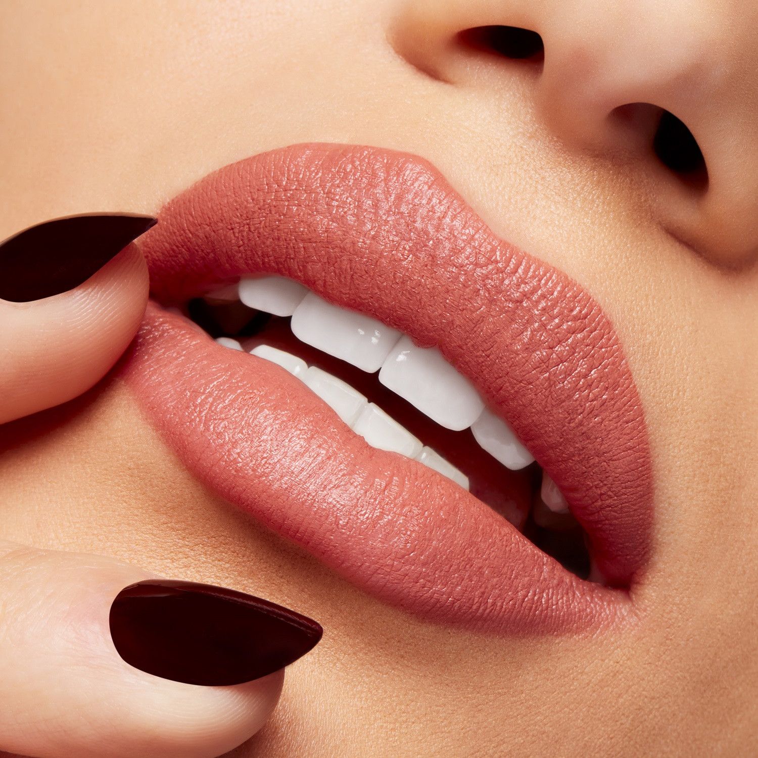 Matný rúž Powder Kiss Velvet Blur Luxusné rúže