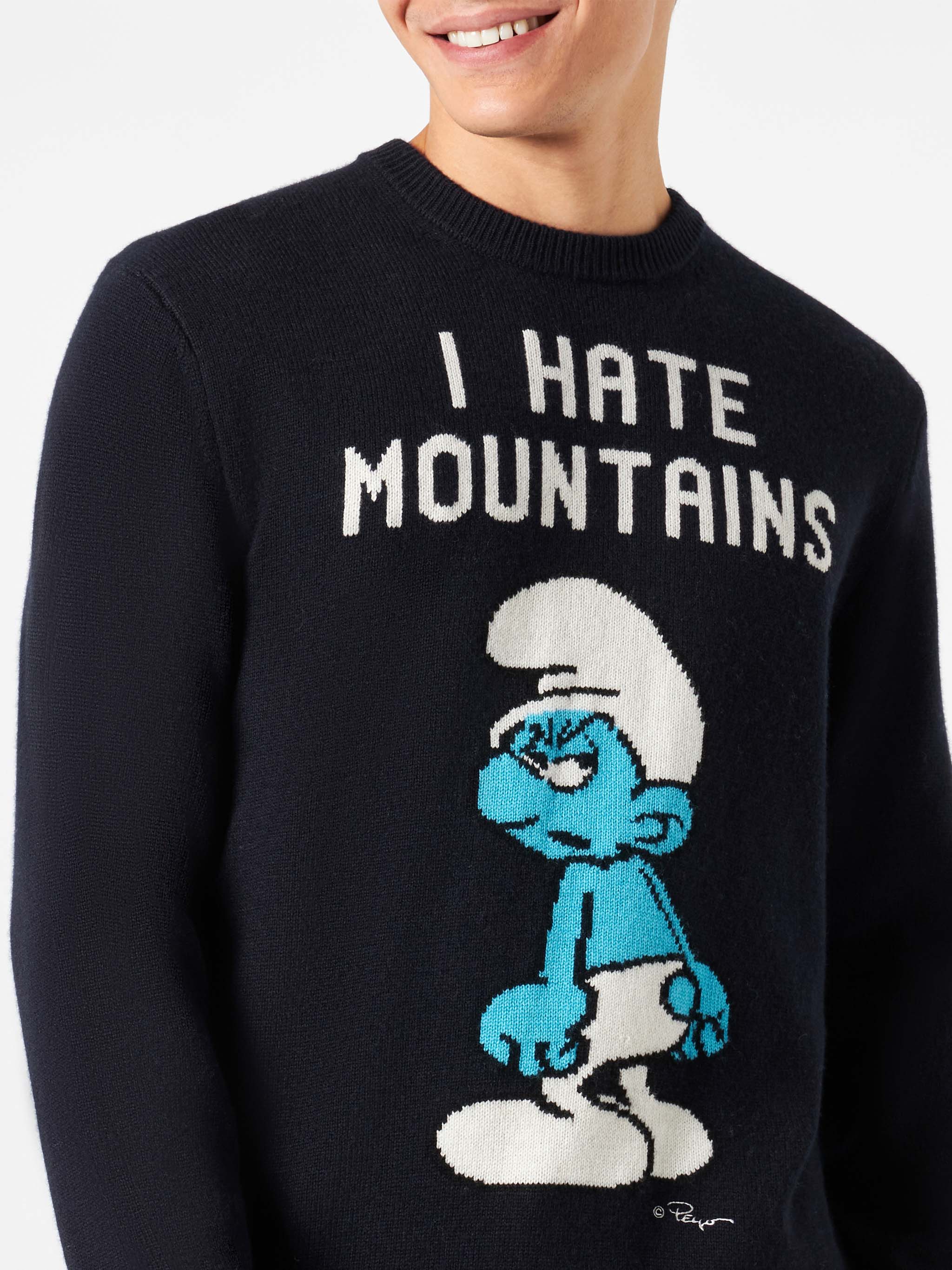 Marineblauer Herrenpullover mit Schlümpfen und dem Aufdruck „Ich hasse die Berge“ | ©PEYO EDIZIO