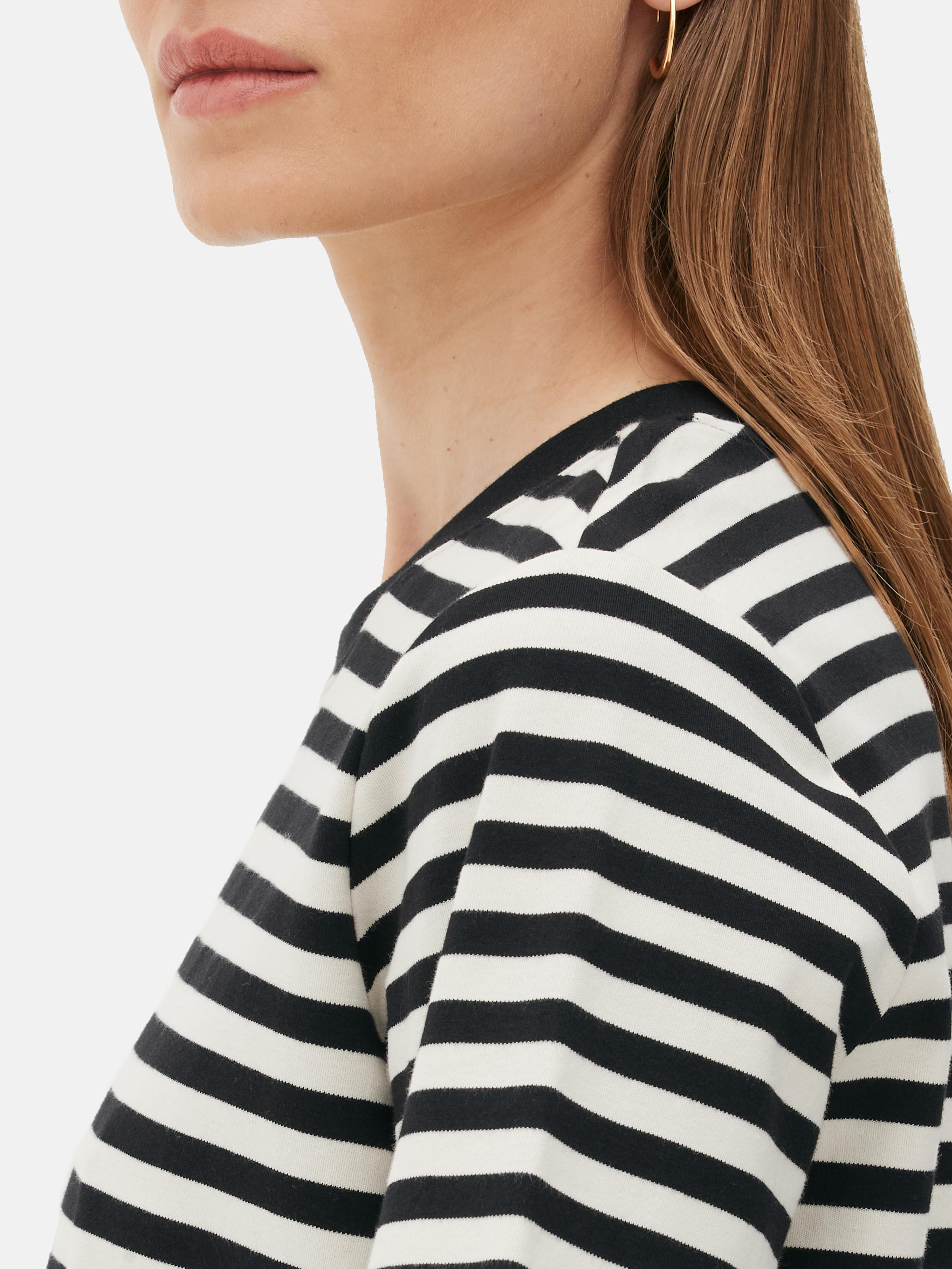 Tricou cu guler rotund Edit Un tricou atemporal cu guler rotund, mâneci scurte și croială lejeră