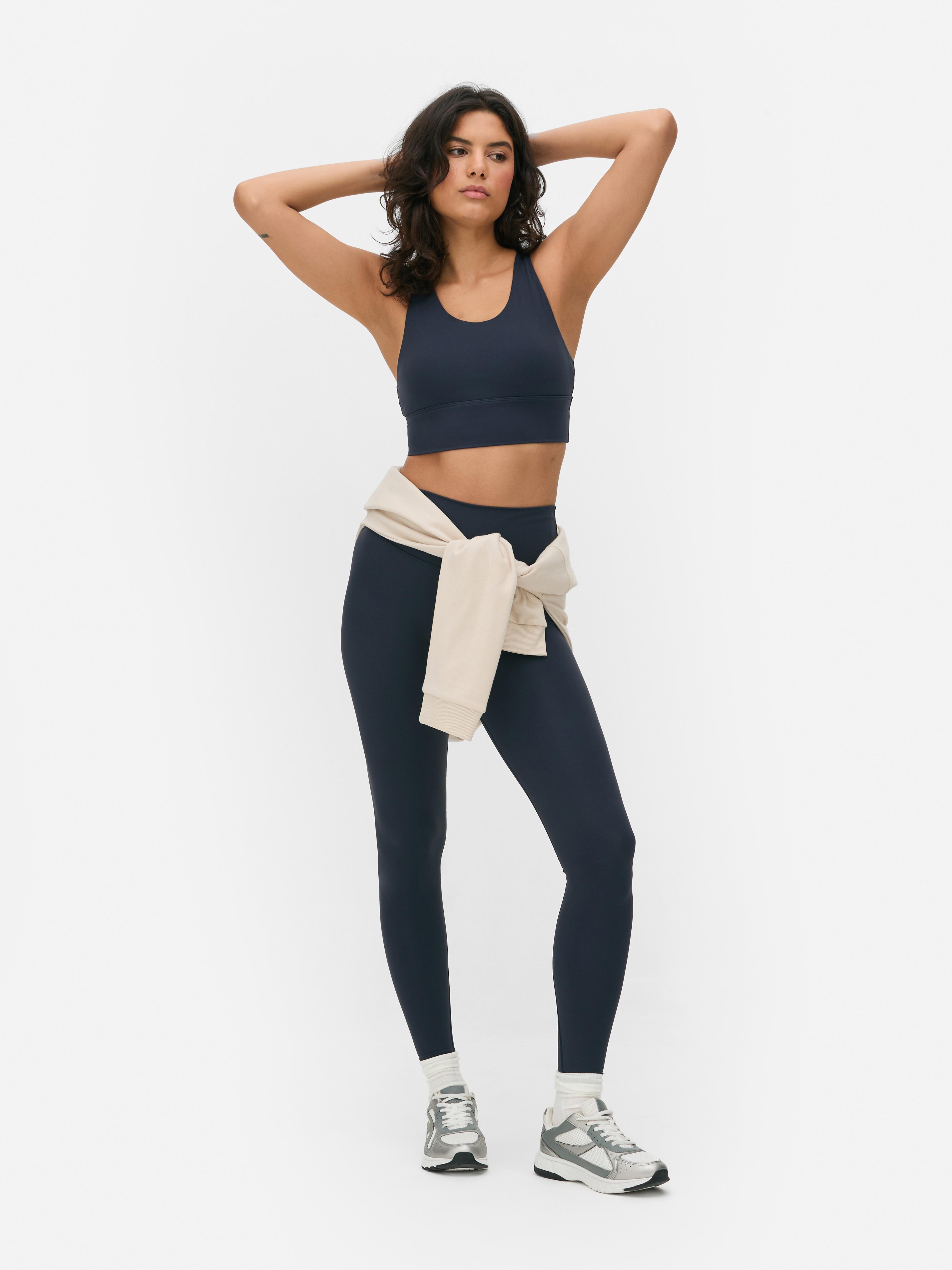 Top scurt, moale, cu imprimeu floral. Un top scurt confortabil și elegant pentru colecția ta sport.