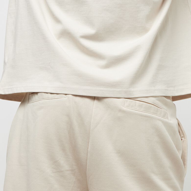 Pantalones cortos deportivos con el logo de la universidad
