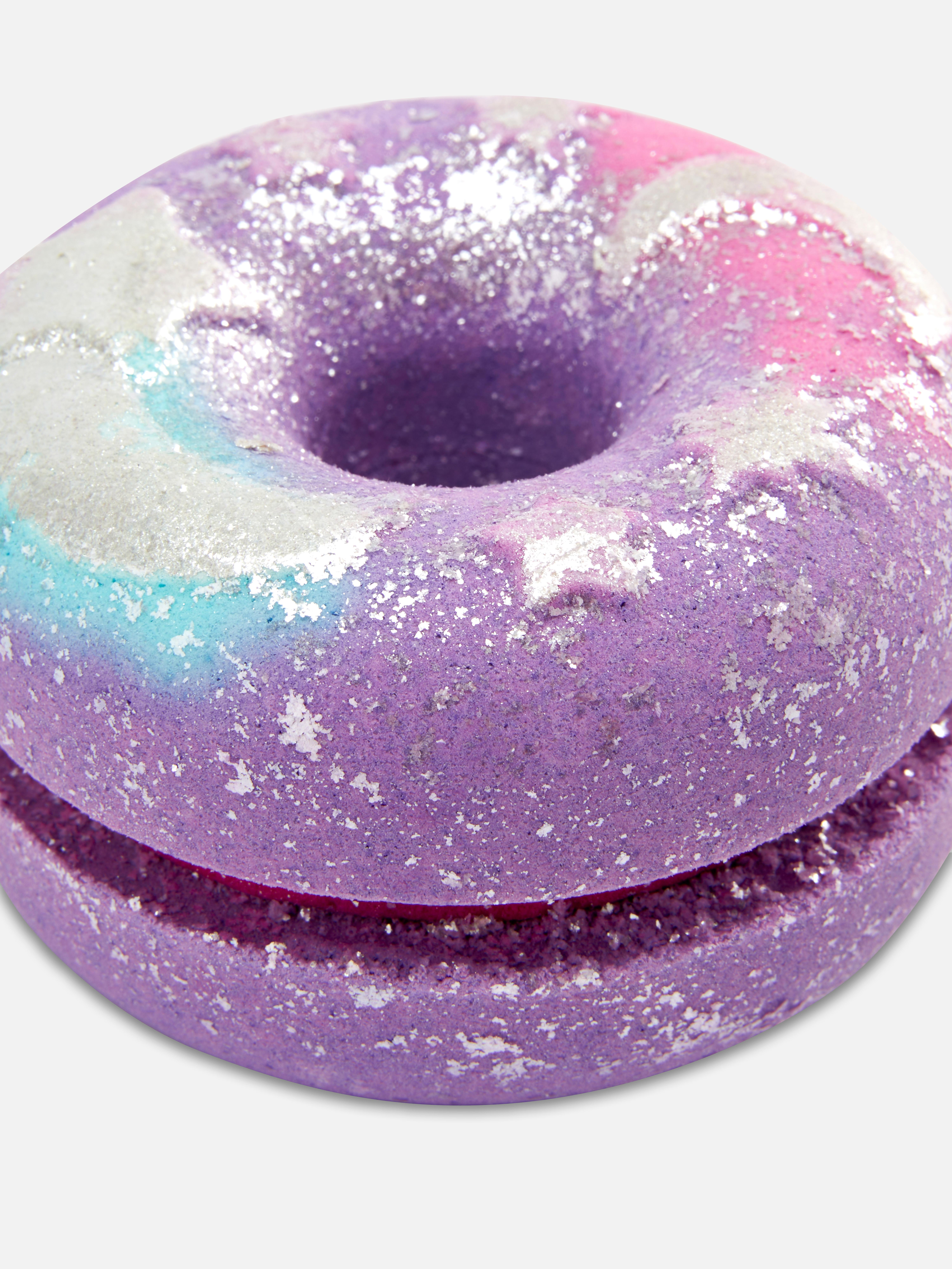 Himmlische Donut-Badebombe Eine donutförmige Badebombe mit schimmernden Mond- und Sternmotiven