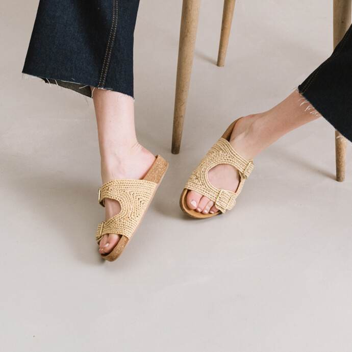 Mules à boucles  en raphia beige