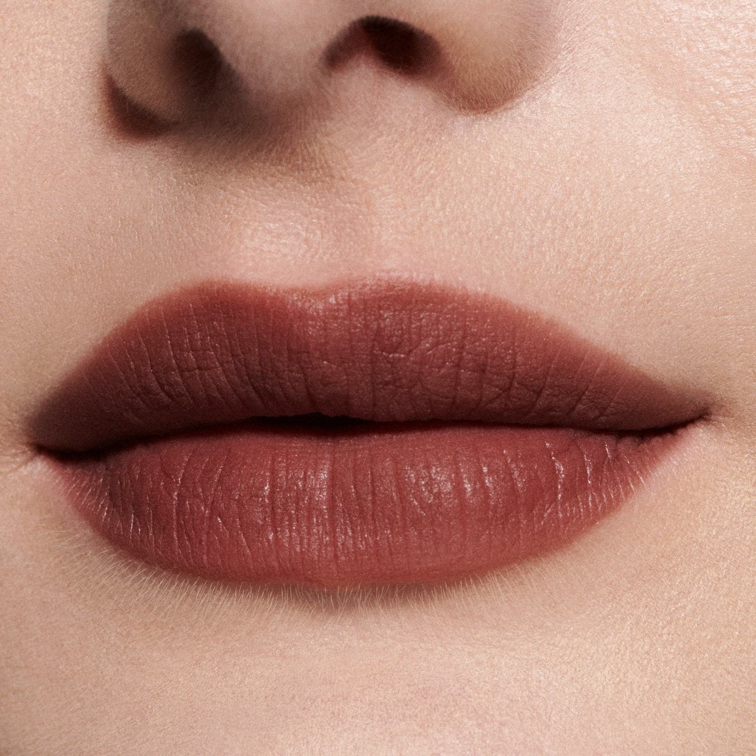 MAC skysti lūpų dažai „Intimate Nudes Powder Kiss“ – 5 ml
