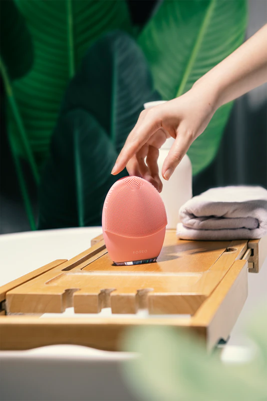 FOREO LUNA™4 gezichtsreinigings- en verstevigingsmassageapparaat