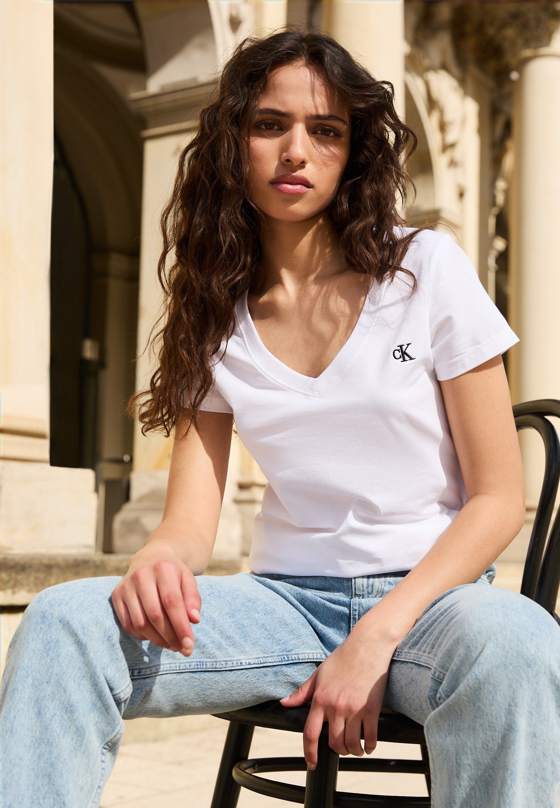 T-shirt basique Calvin Klein Jeans à col en V brodé - blanc éclatant