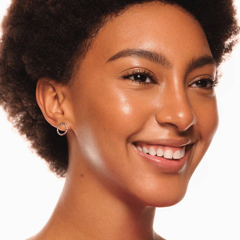 Essence Baby Got Bronze - Bronzer Iluminador com Glitter