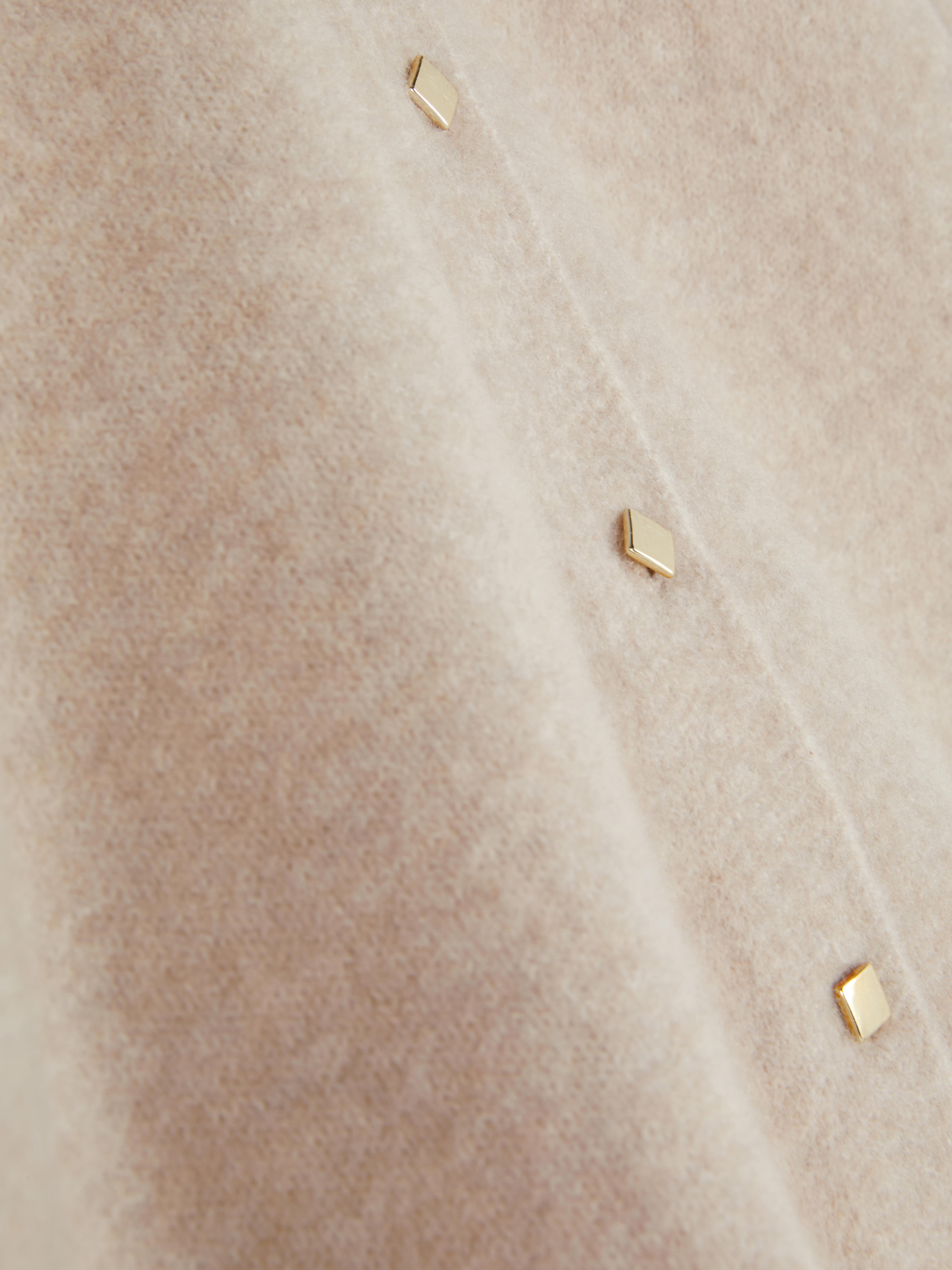 Cardigan lavorato a maglia con bottoni. Questo cardigan lavorato a maglia con bottoni è il tocco caldo perfetto per i tuoi outfit.