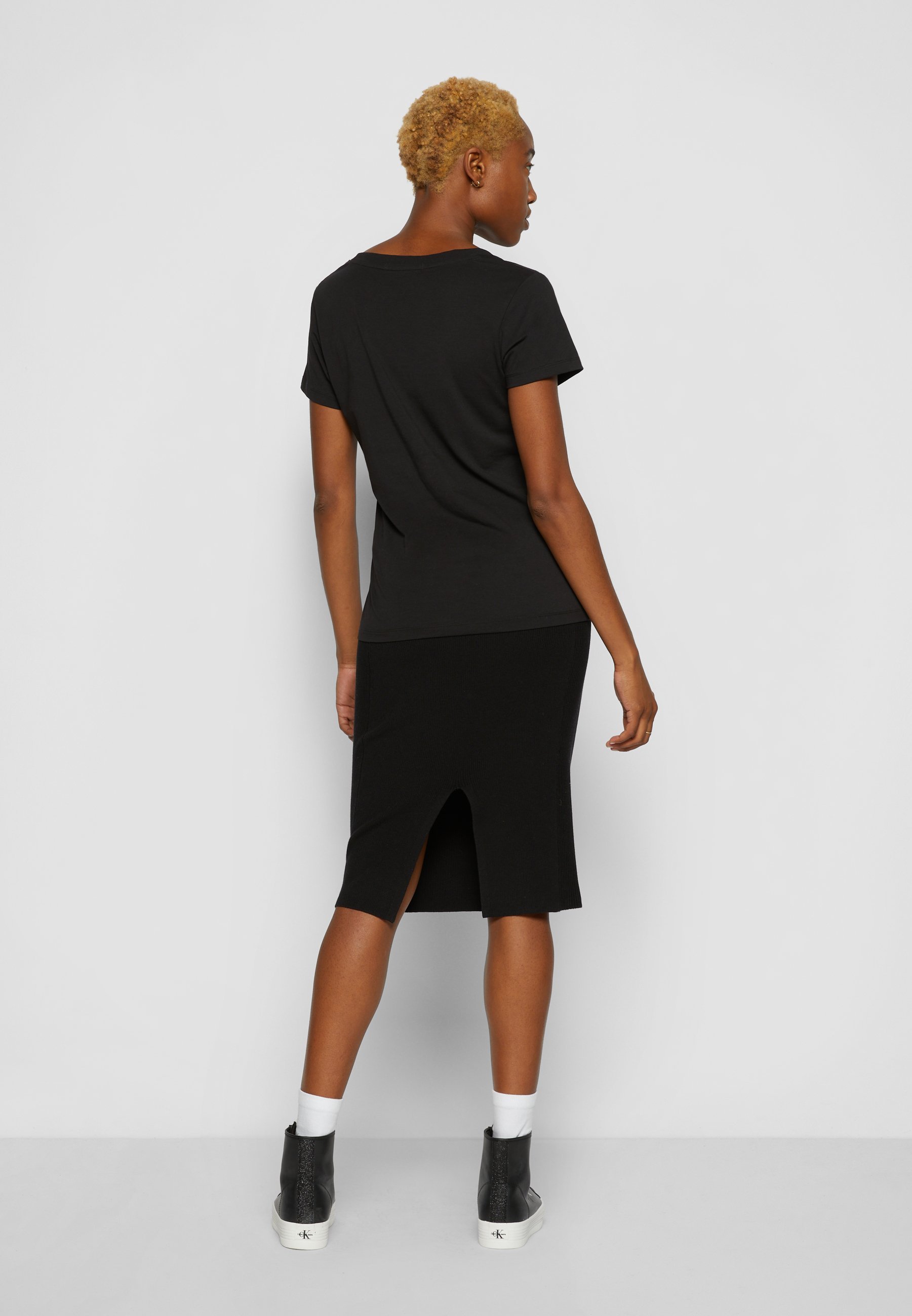T-shirt basic Calvin Klein Jeans con scollo a V e ricamo - nera