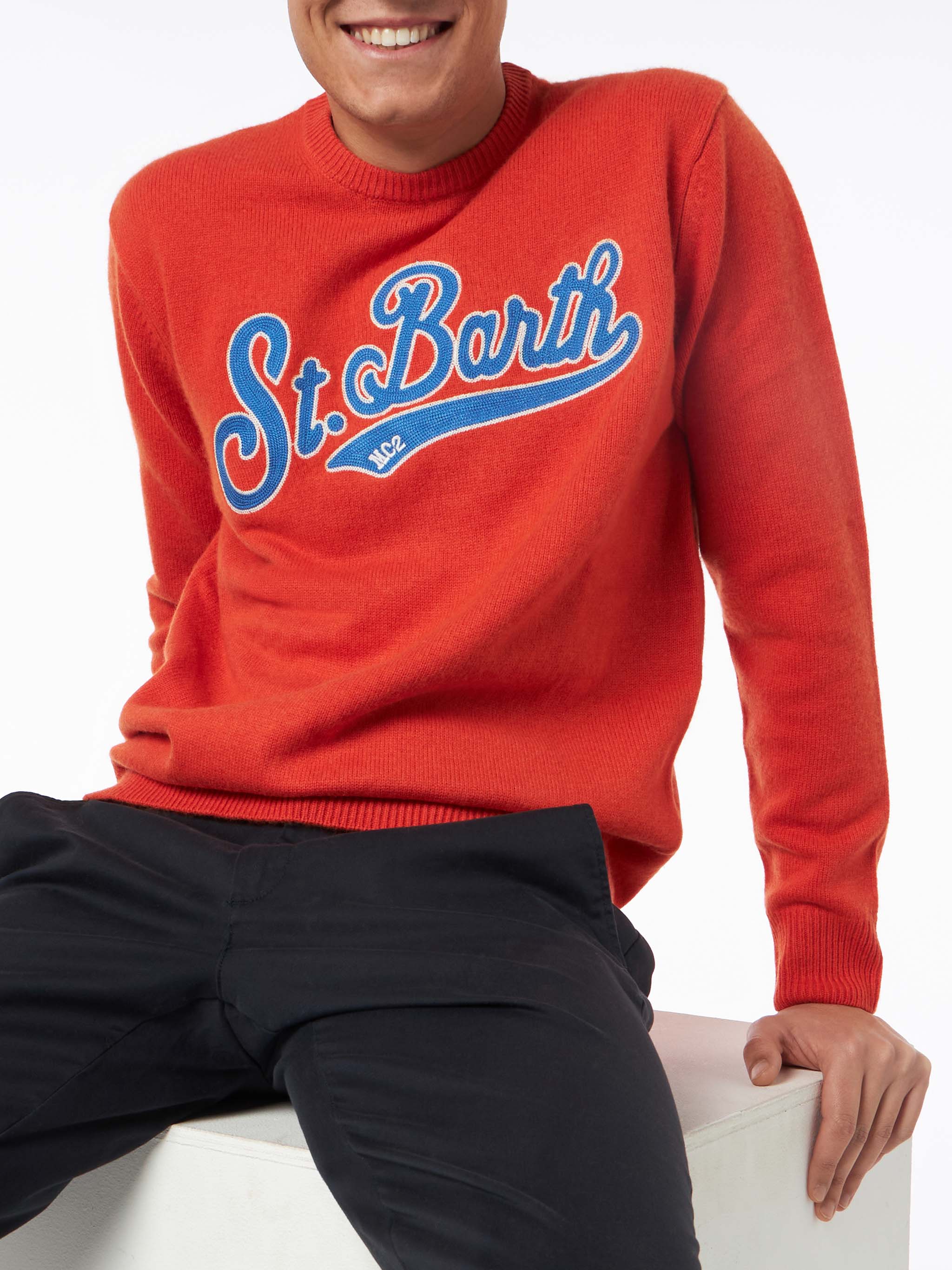 Oranje trui met ronde hals voor heren met St. Barth-borduurwerk.