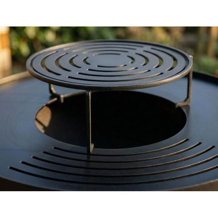 Ronde barbecue met ronde stalen plaat en grillrooster