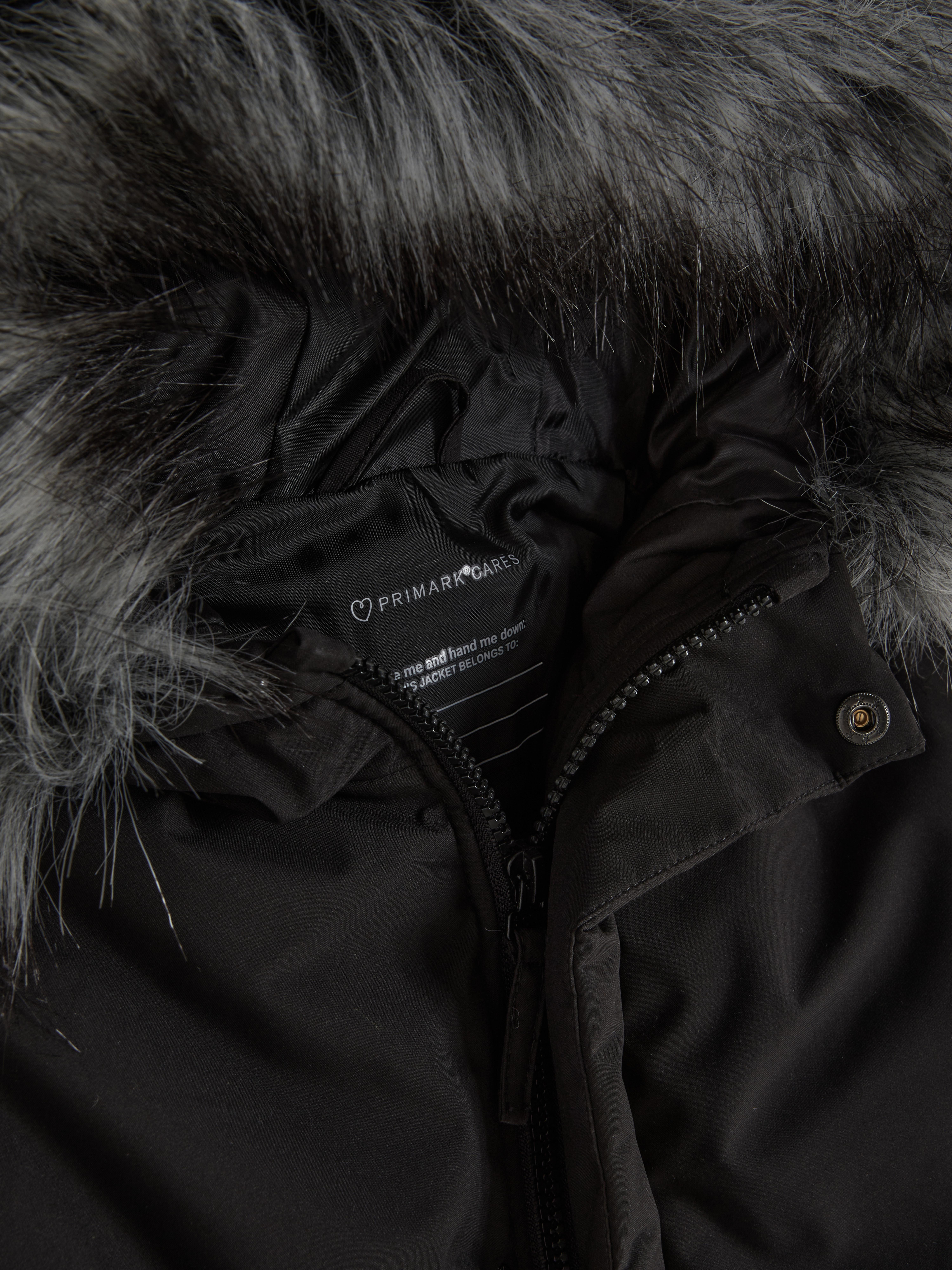 Parka mit Kunstpelzkragen Ein Parka mit Kunstpelzkragen, Frontreißverschluss und Bündchen aus Kunstpelz