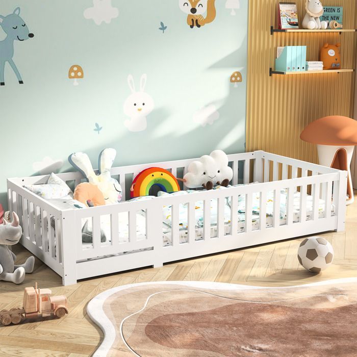 Lit enfant 90x200 cm avec sommier à lattes et barrière de sécurité, Lit au sol en pin massif, 1 place, Blanc, Design pratique