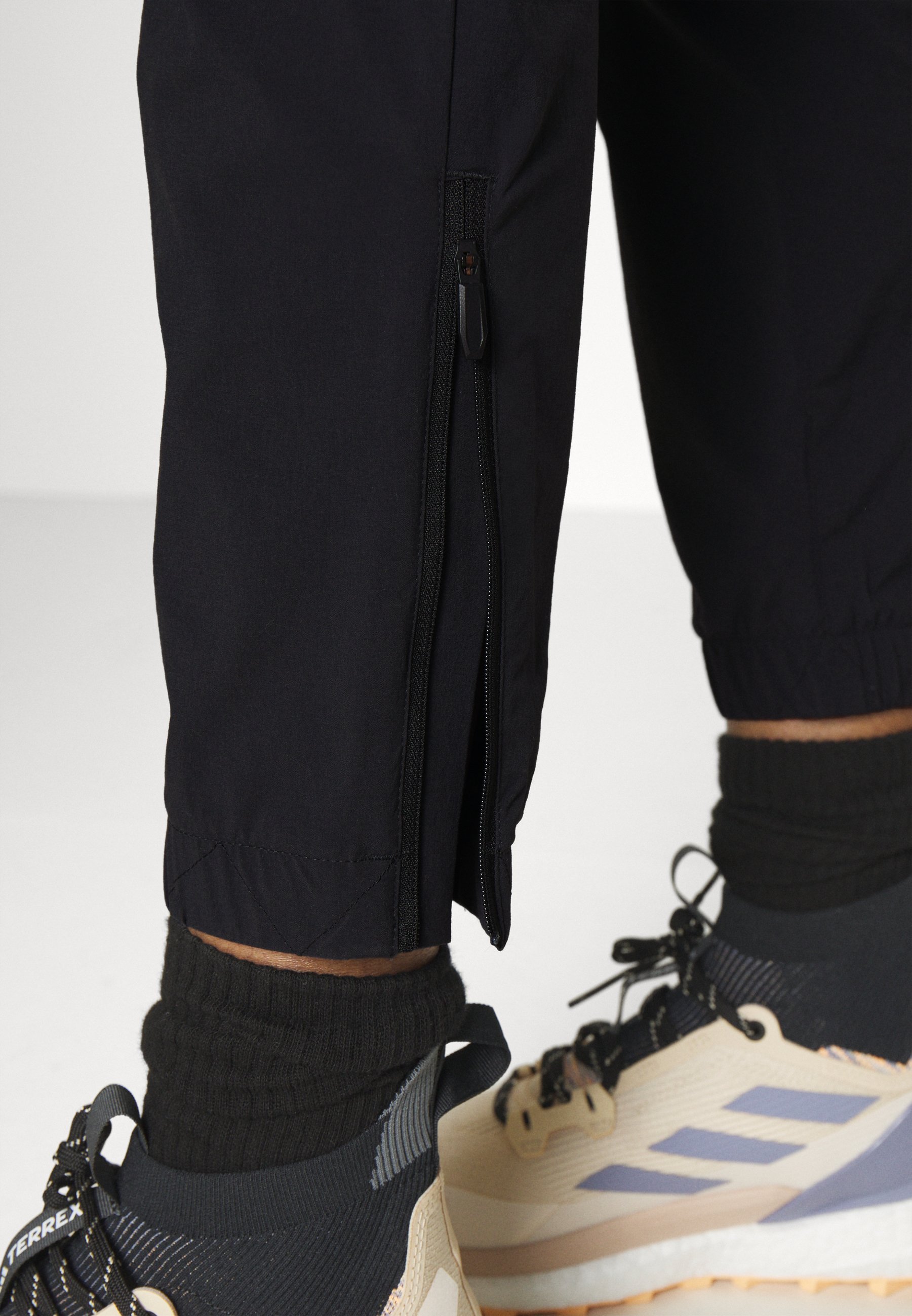 Adidas Terrex UTILITAS - Outdoorhose - schwarz