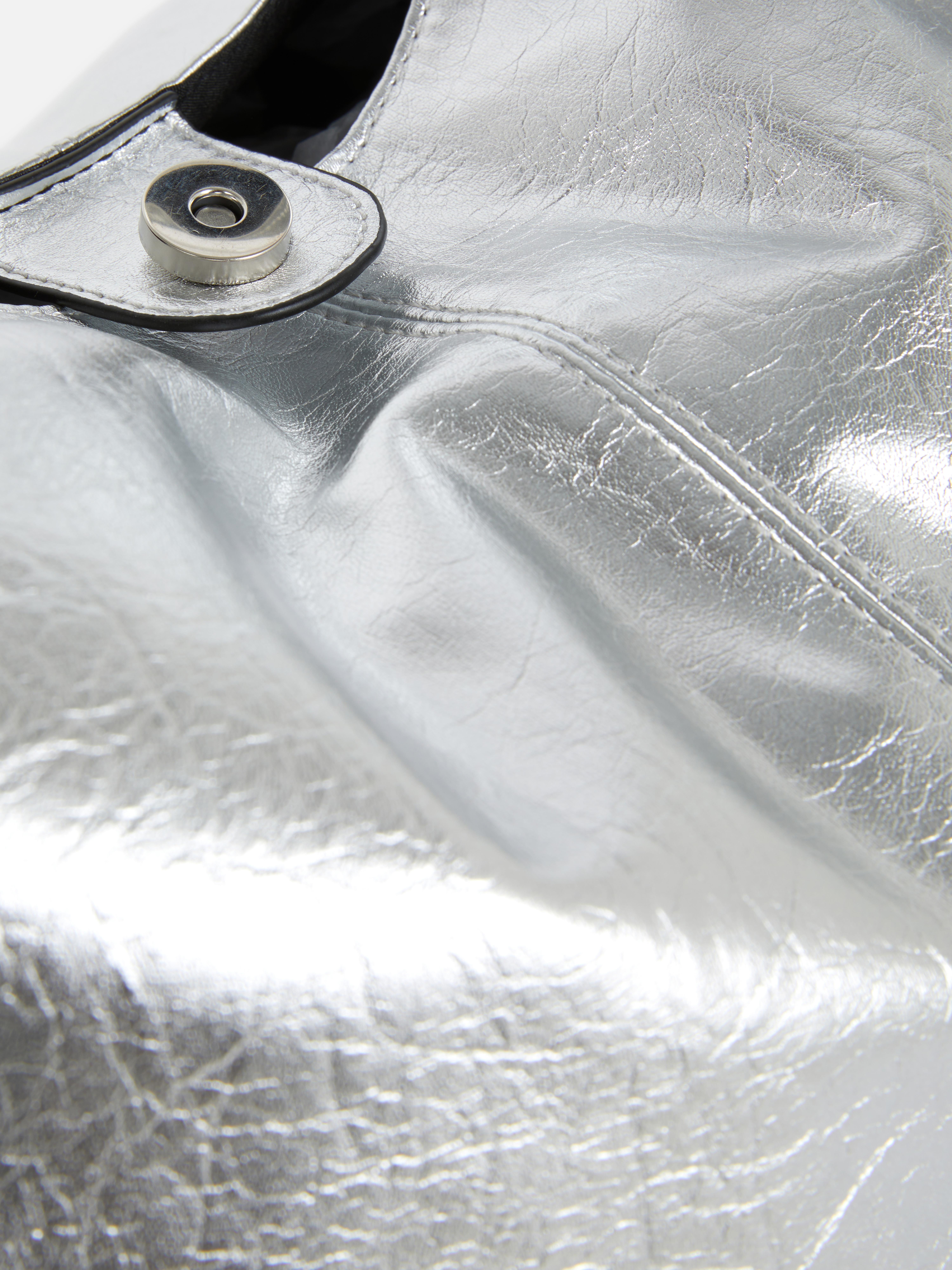 Shopper aus metallisch glänzendem Kunstleder. Eine große Tragetasche aus Kunstleder mit Schulterriemen und Metallic-Finish.