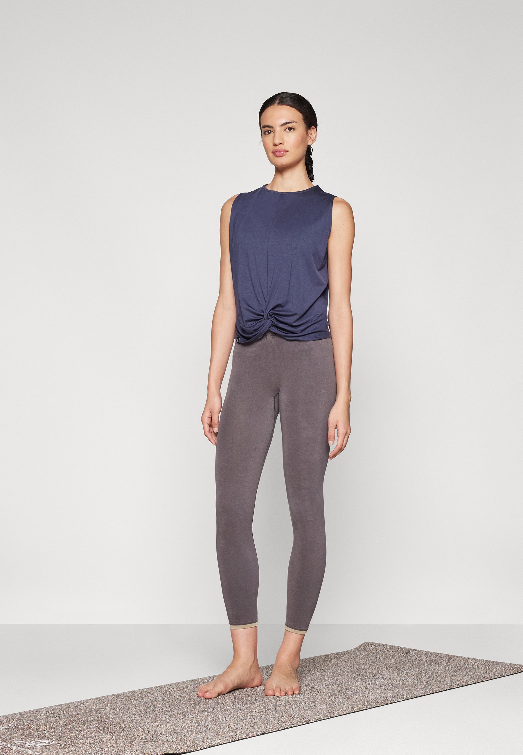 Haut Yogasearcher TWISTED - marine
