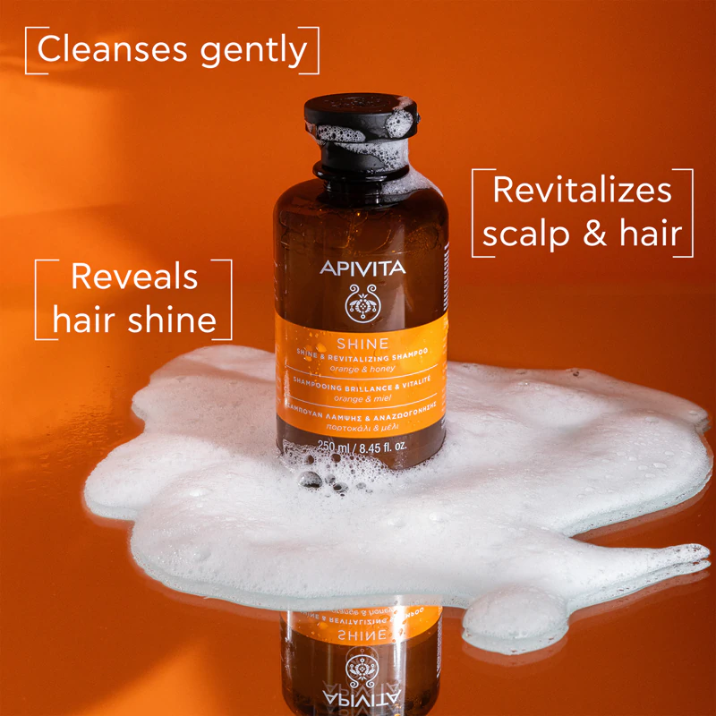 Shampoo revitalizante Apivita Shine para cabelos fortes e brilhantes.