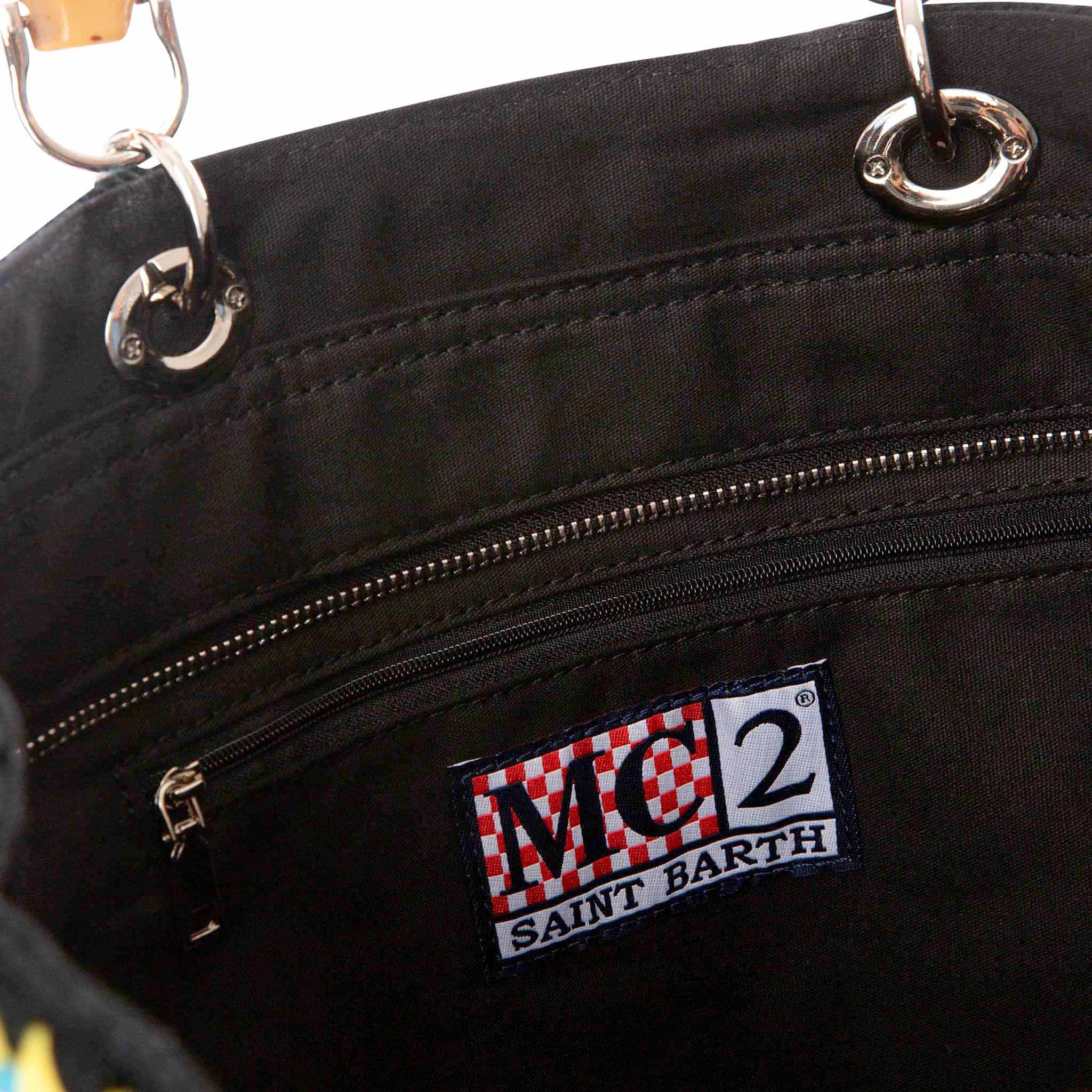 Handgemaakte gehaakte tegeltjes Victoria-tas met bamboe-look handvatten – veelkleurig patroon op zwart, metalen ritssluiting en binnenvak | MC2 Saint Barth