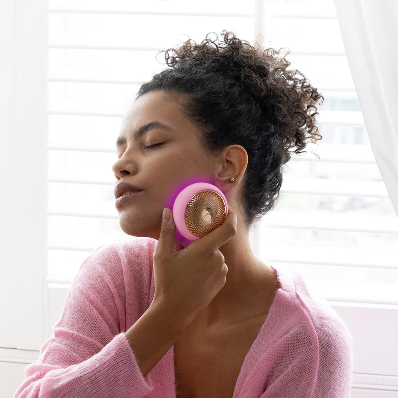 FOREO UFO™ 3 é um dispositivo sônico 5 em 1 que acelera a ação da máscara.