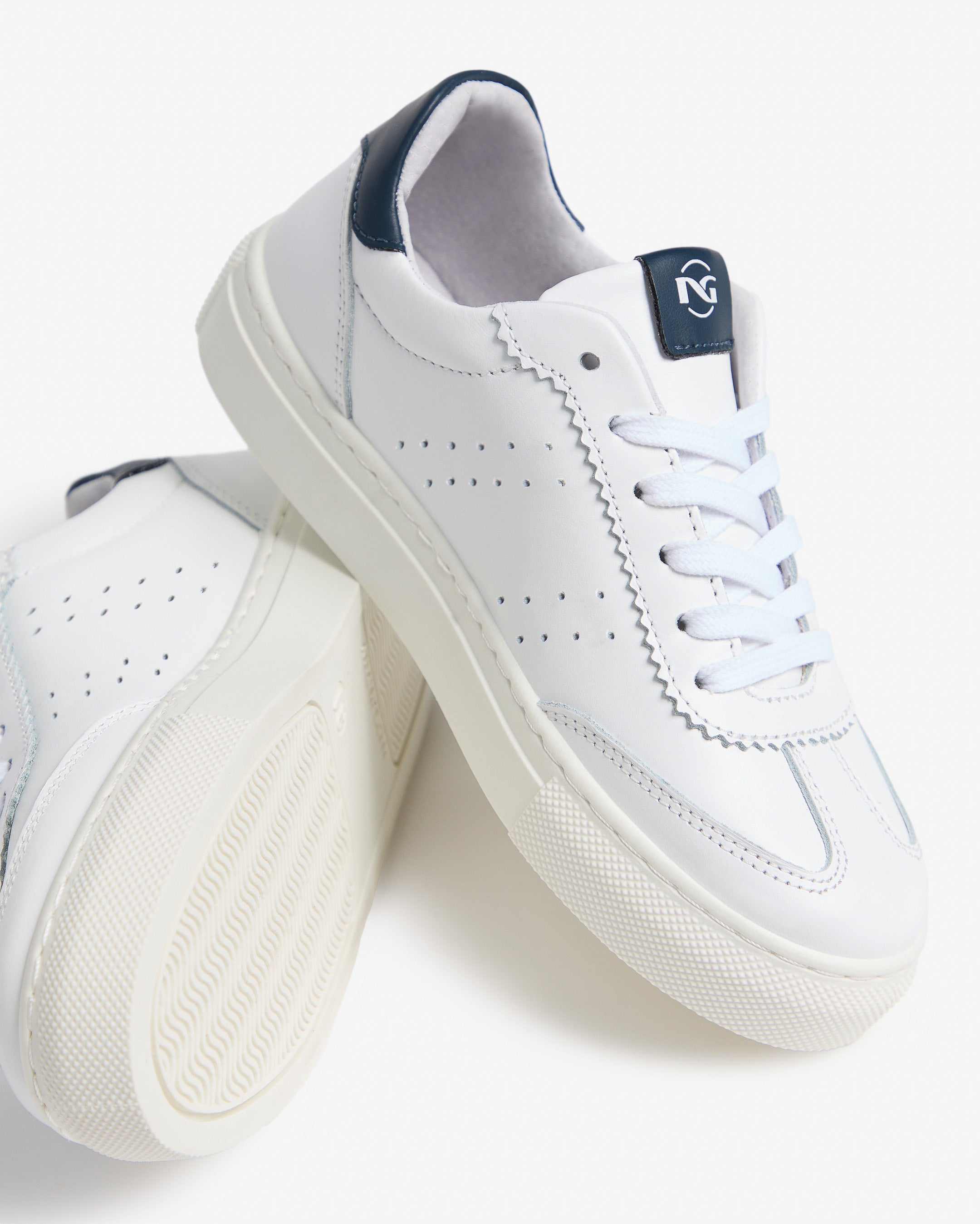  Teini-ikäisten lenkkarit teknisestä materiaalista ja nahasta pojille