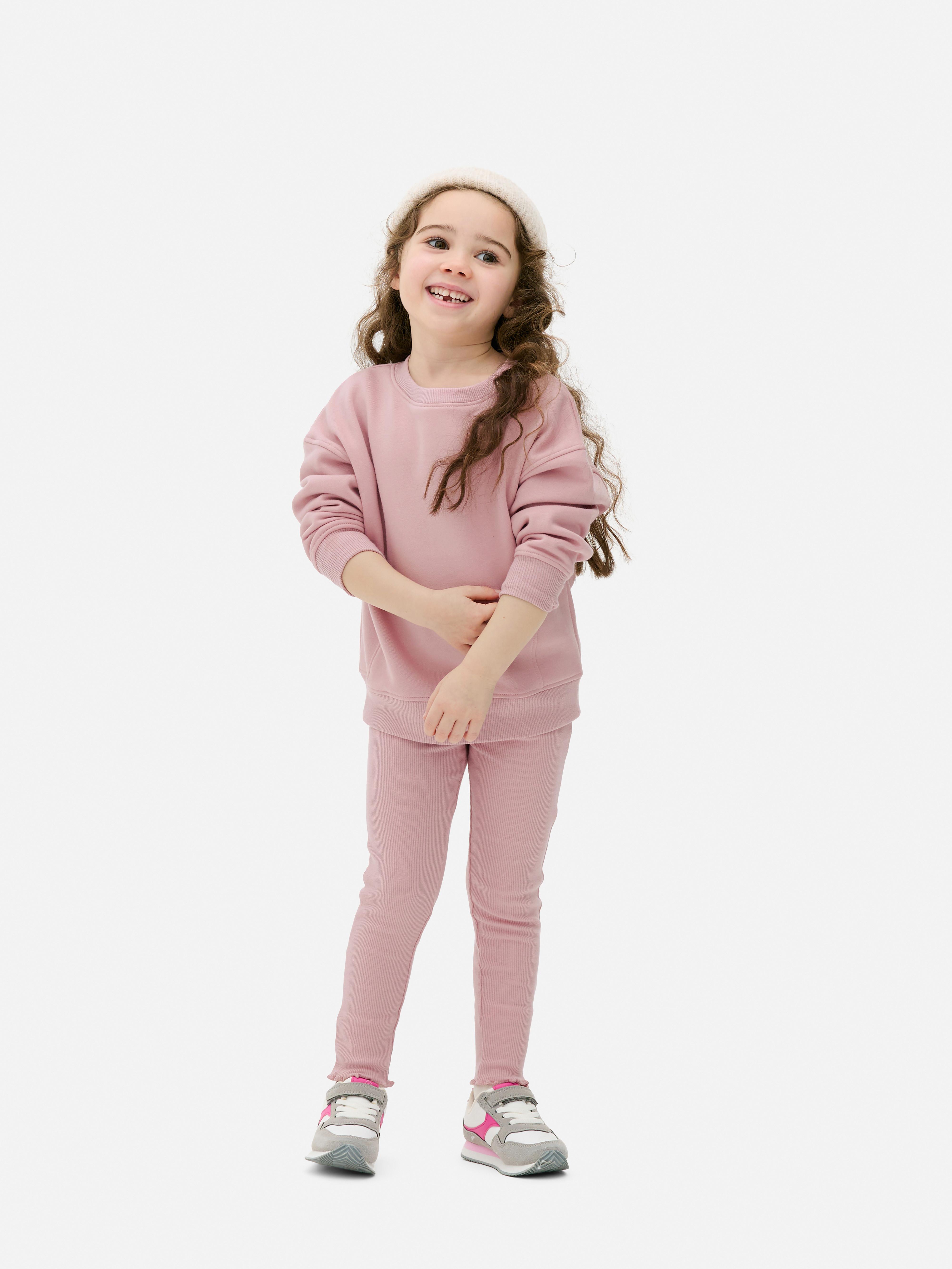 Sweatshirt und Jogginghose mit Rundhalsausschnitt. Ein geripptes Set bestehend aus einem Oberteil mit Rundhalsausschnitt und passender Hose.