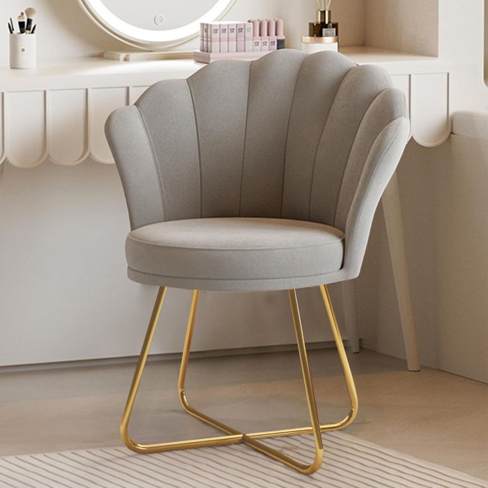 Poltrona de veludo elegante, com design refinado e pés cruzados dourados, ideal para quarto e penteadeira, na cor cinza.