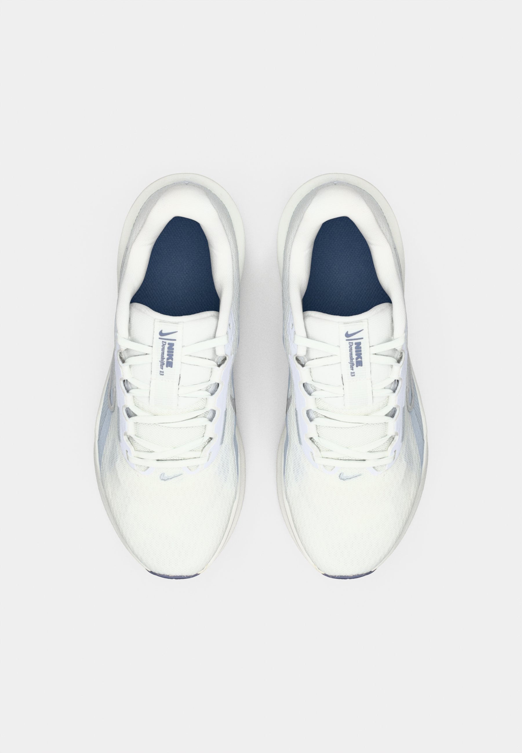 Nike Performance DOWNSHIFTER 13 - Hardloopschoenen voor op de weg - wit/metallic zilver/voetbalgrijs/wereld indigo/summit wit