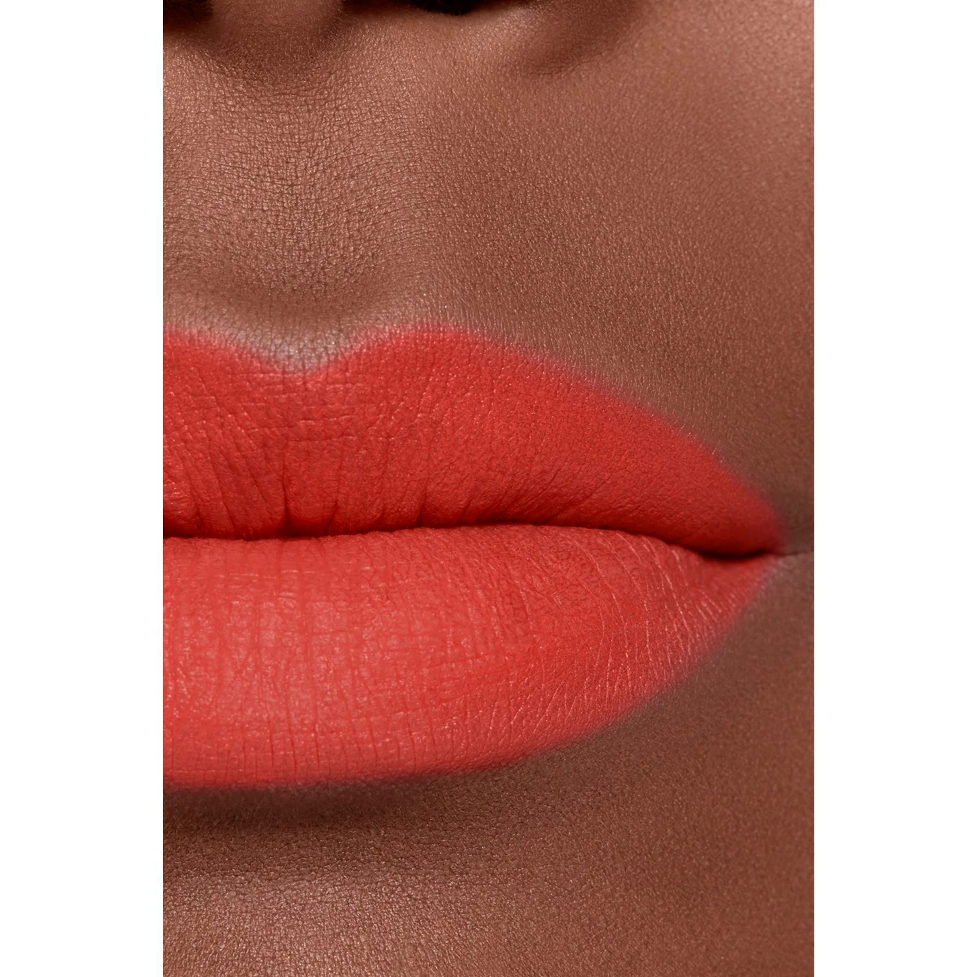ROUGE ALLURE LIQUID VELVET - IL ROSSETTO FLUIDO OPACO INTENSO ULTRA-TENUTA