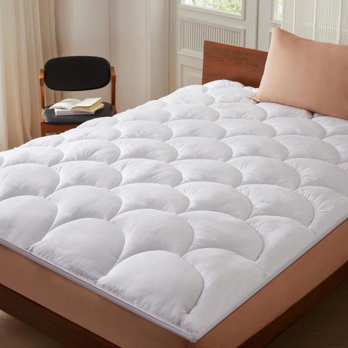 Cubrecolchón refrescante CASABEL de 160x200 cm en microfibra gofrada blanca premium - Relleno de fibra hueca de 600 g/m², 4 cm de grosor.