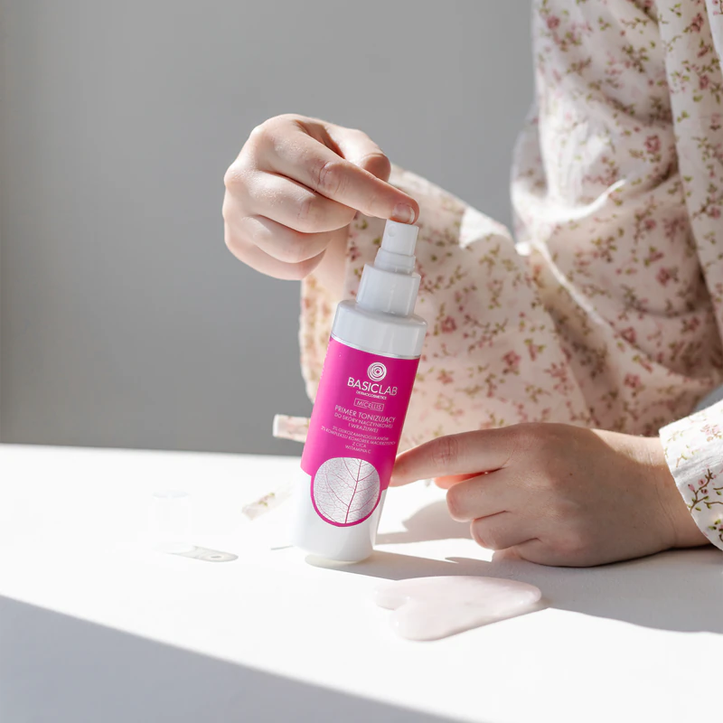 Tônico facial em spray BasicLab Dermocosmetics Micellis para pele sensível e irritada.