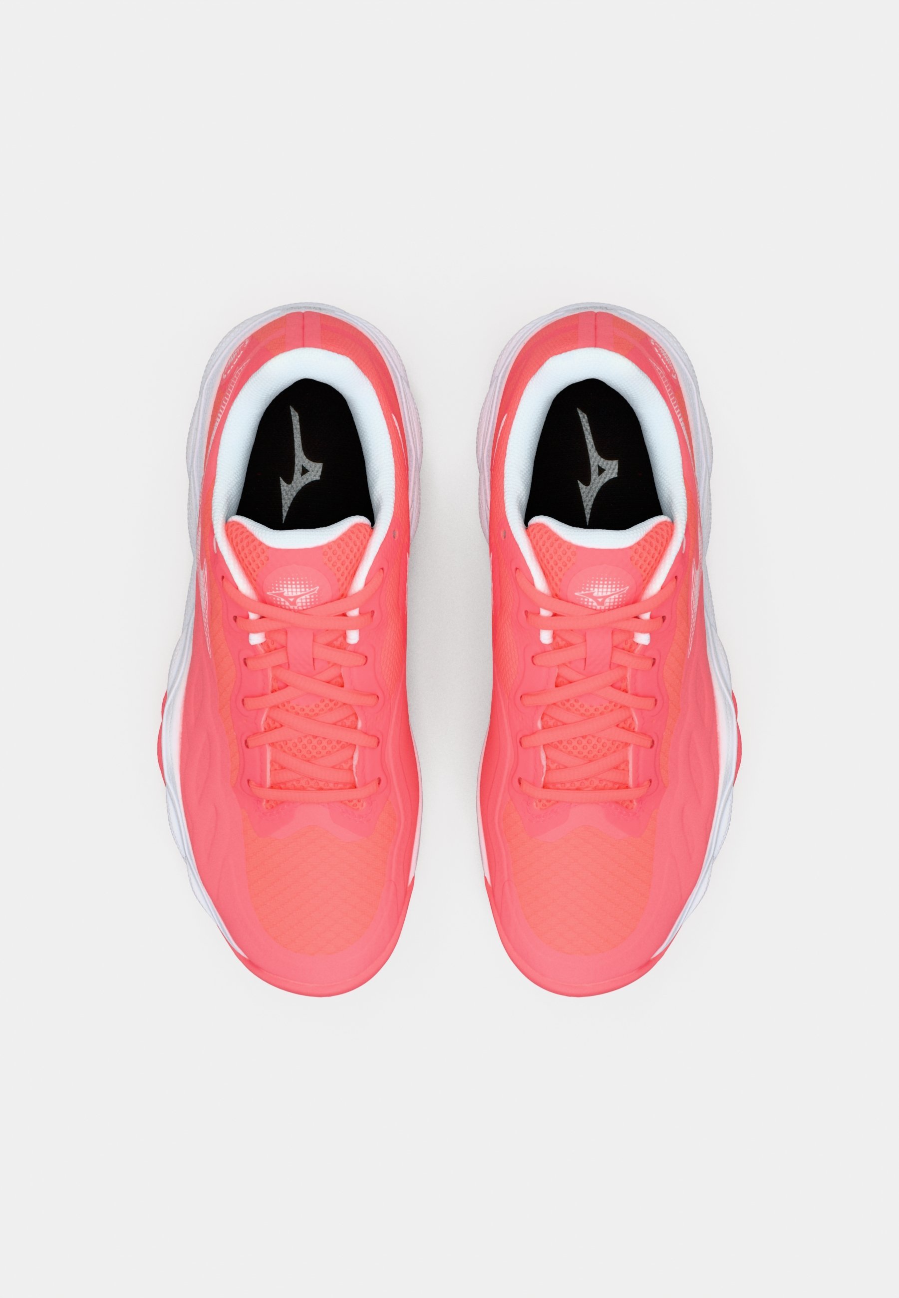 Tênis Mizuno WAVE ENFORCE COURT para quadra de saibro - Cor vibrante em tons de coral, branco e rosa claro.
