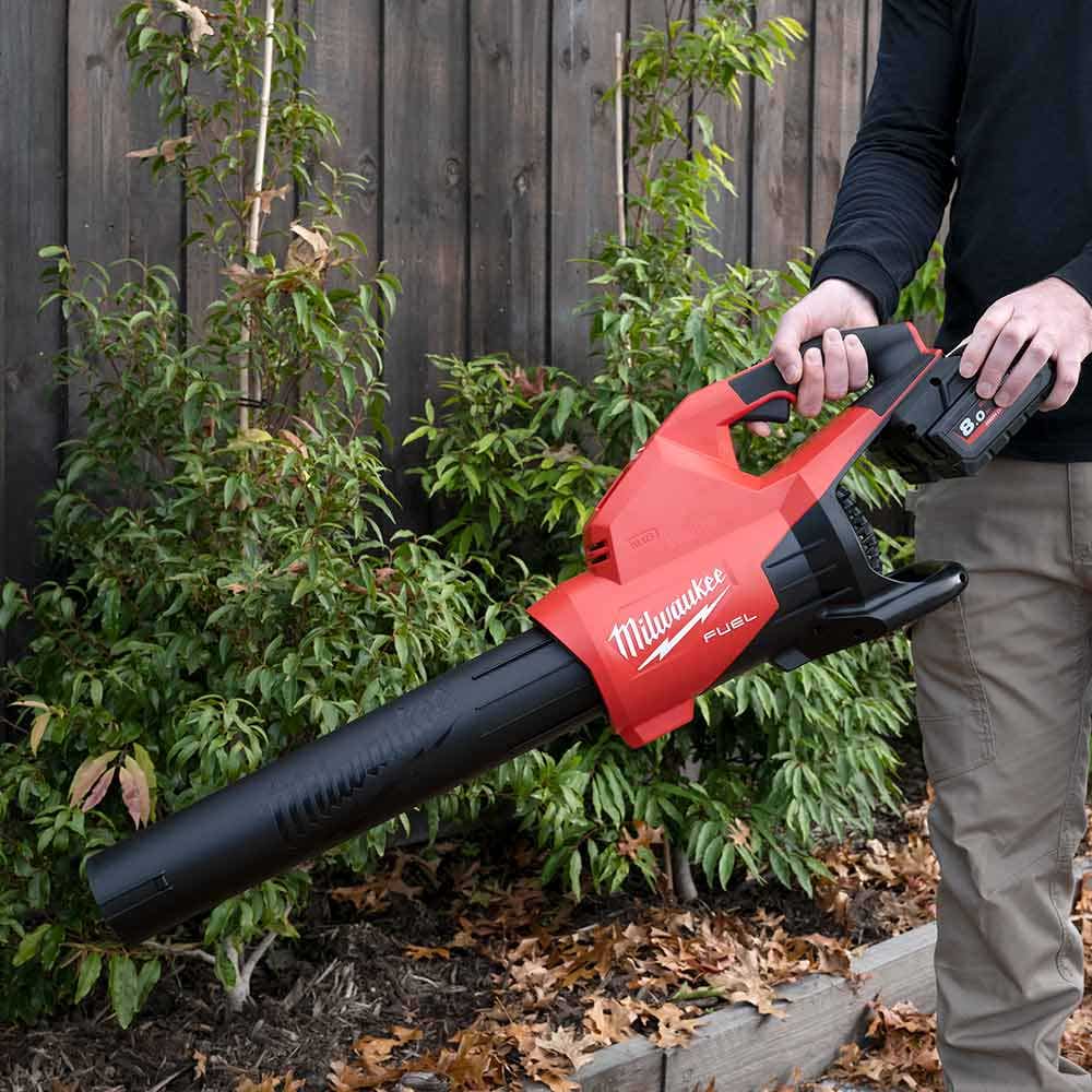 MILWAUKEE 18V FUEL™ Akku-Laubbläser mit zwei M18F2BL0 Akkus
