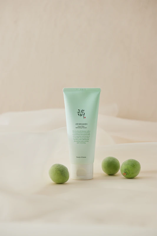 Osvěžující čisticí krém Beauty of Joseon Green Plum je jemný pěnivý čisticí krém s hydratačním účinkem.