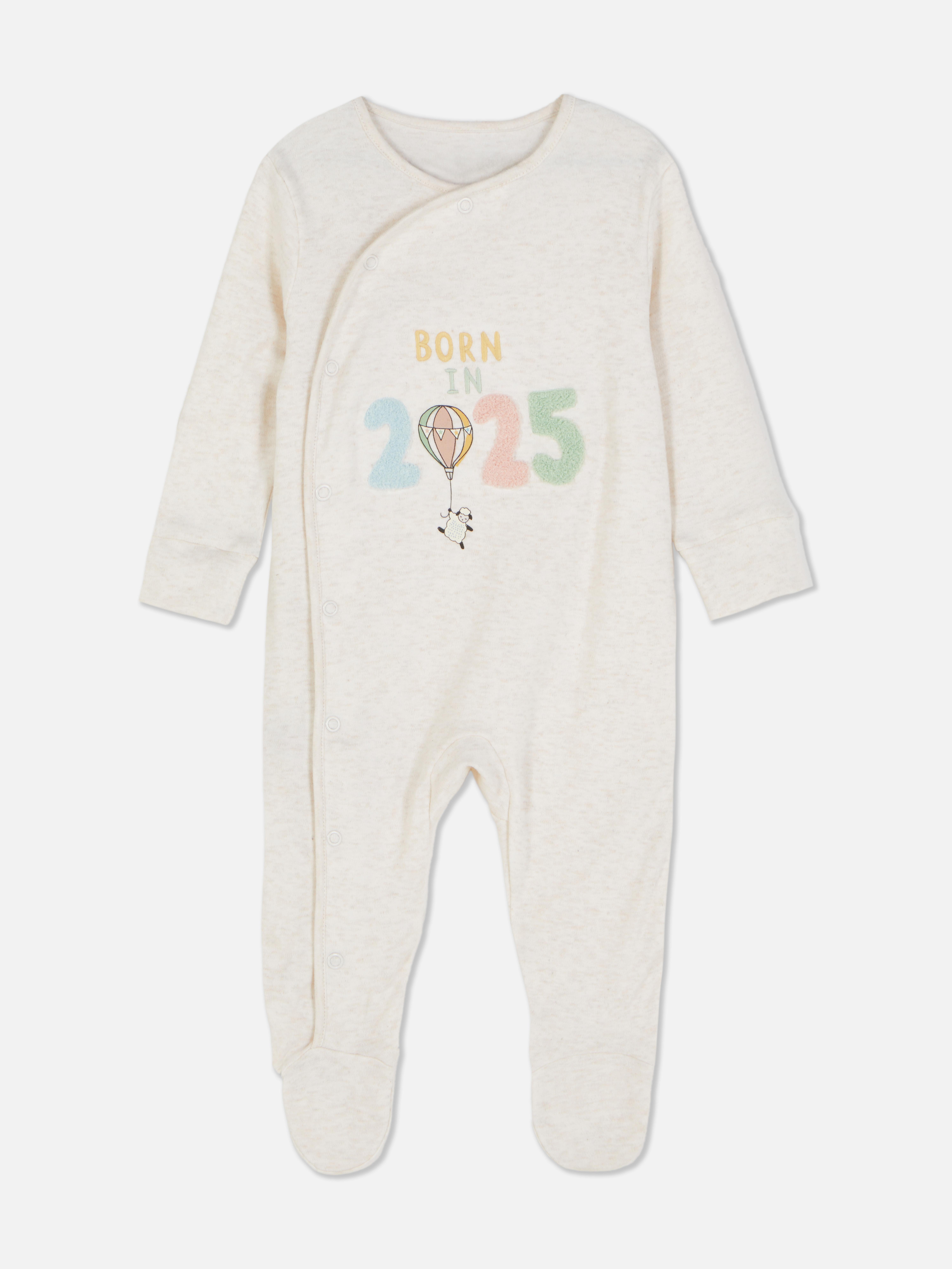 Pijama pentru nou-născuți Născuți în 2025 Un pijama înfășurător cu manșete lungi, piciorușe și un design „Născut în 2025”