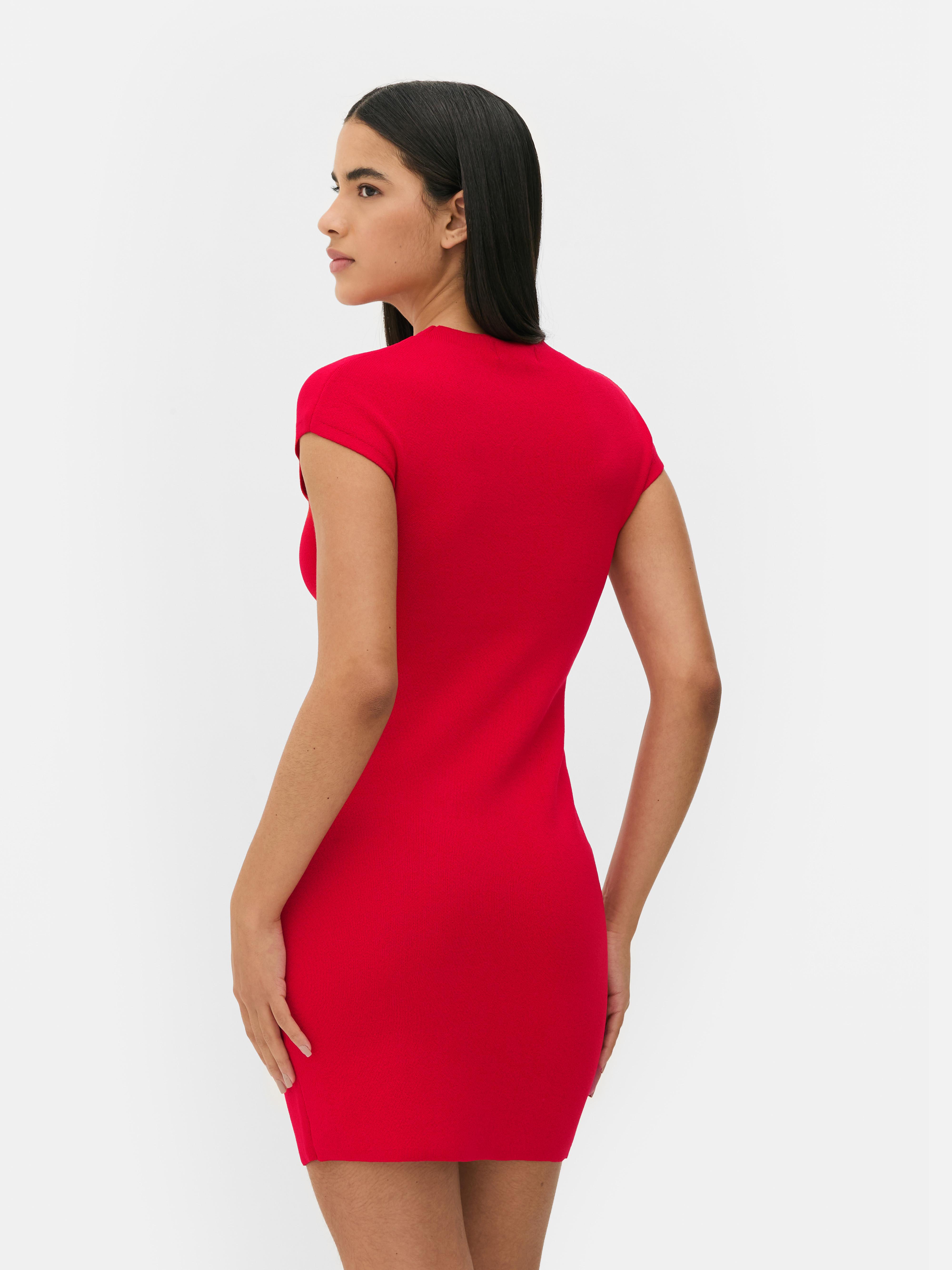Rochie mini cu mâneci scurte O rochie mulată cu lungime mini și mâneci scurte