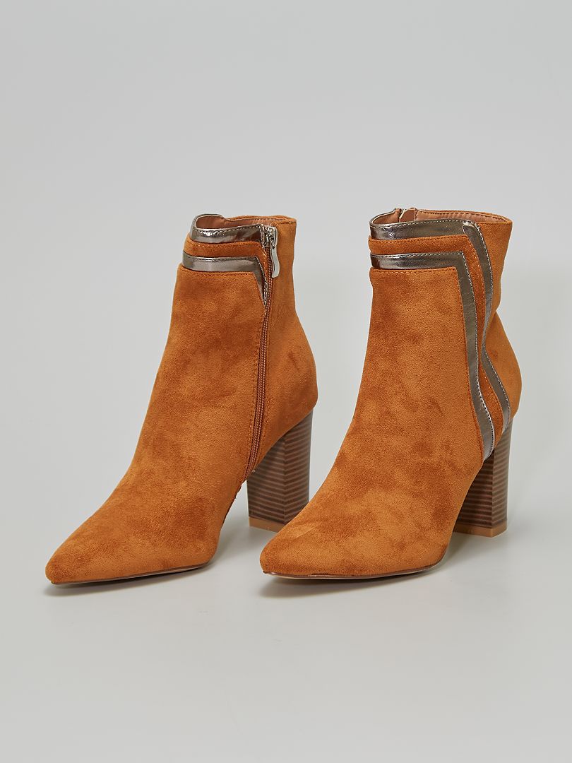 Buty na obcasie ze sztucznego zamszu – BRĄZOWE
