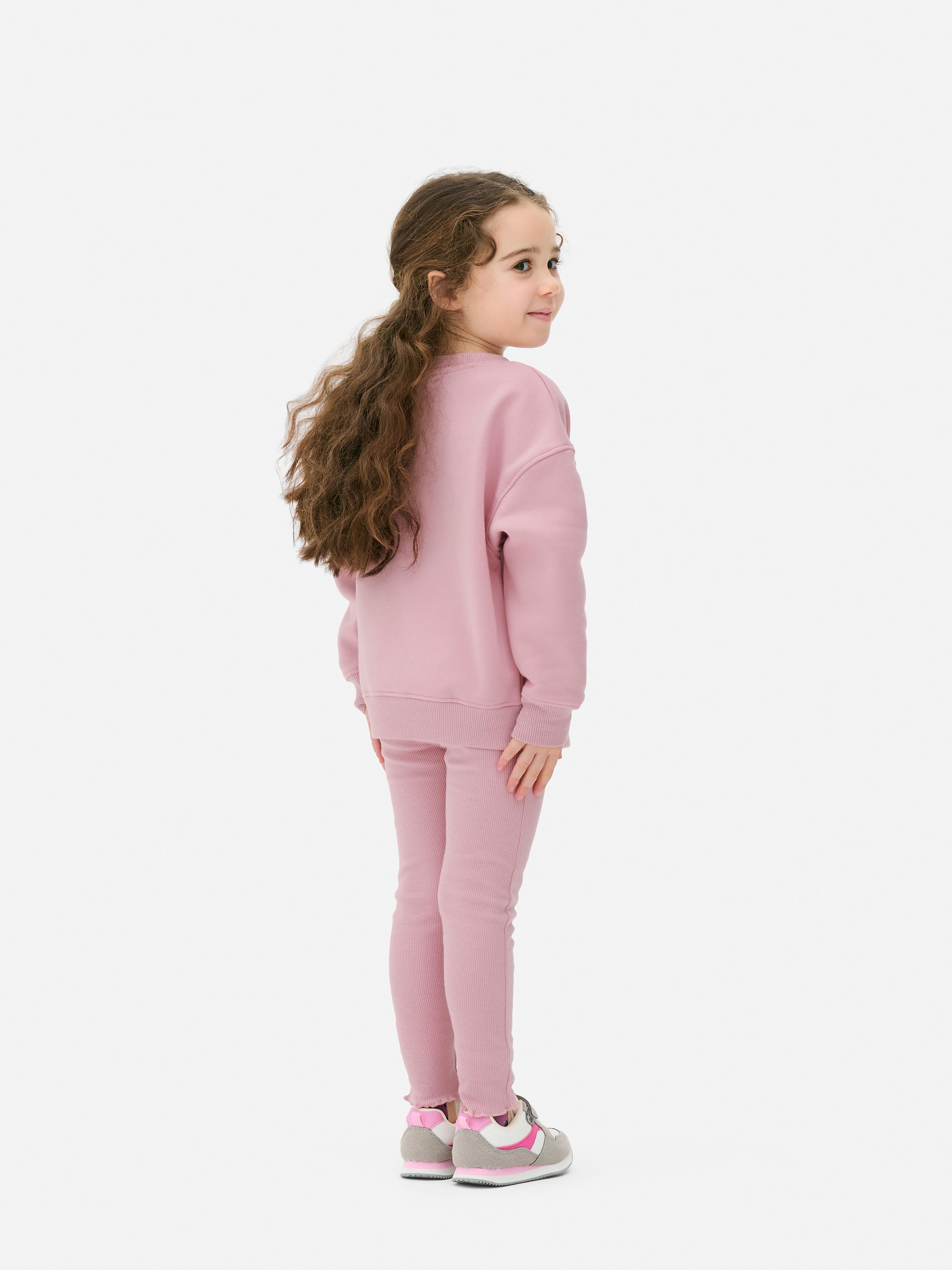 Sweatshirt und Jogginghose mit Rundhalsausschnitt. Ein geripptes Set bestehend aus einem Oberteil mit Rundhalsausschnitt und passender Hose.