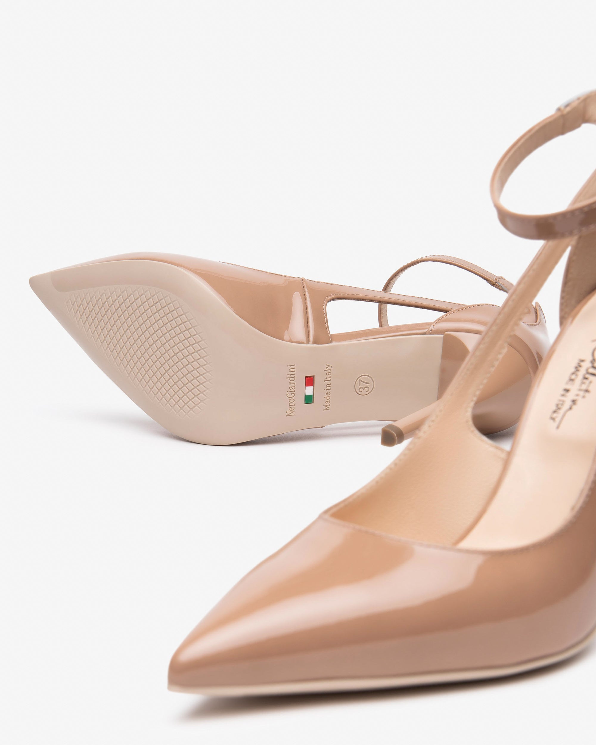  Damen-Pumps aus Lackleder