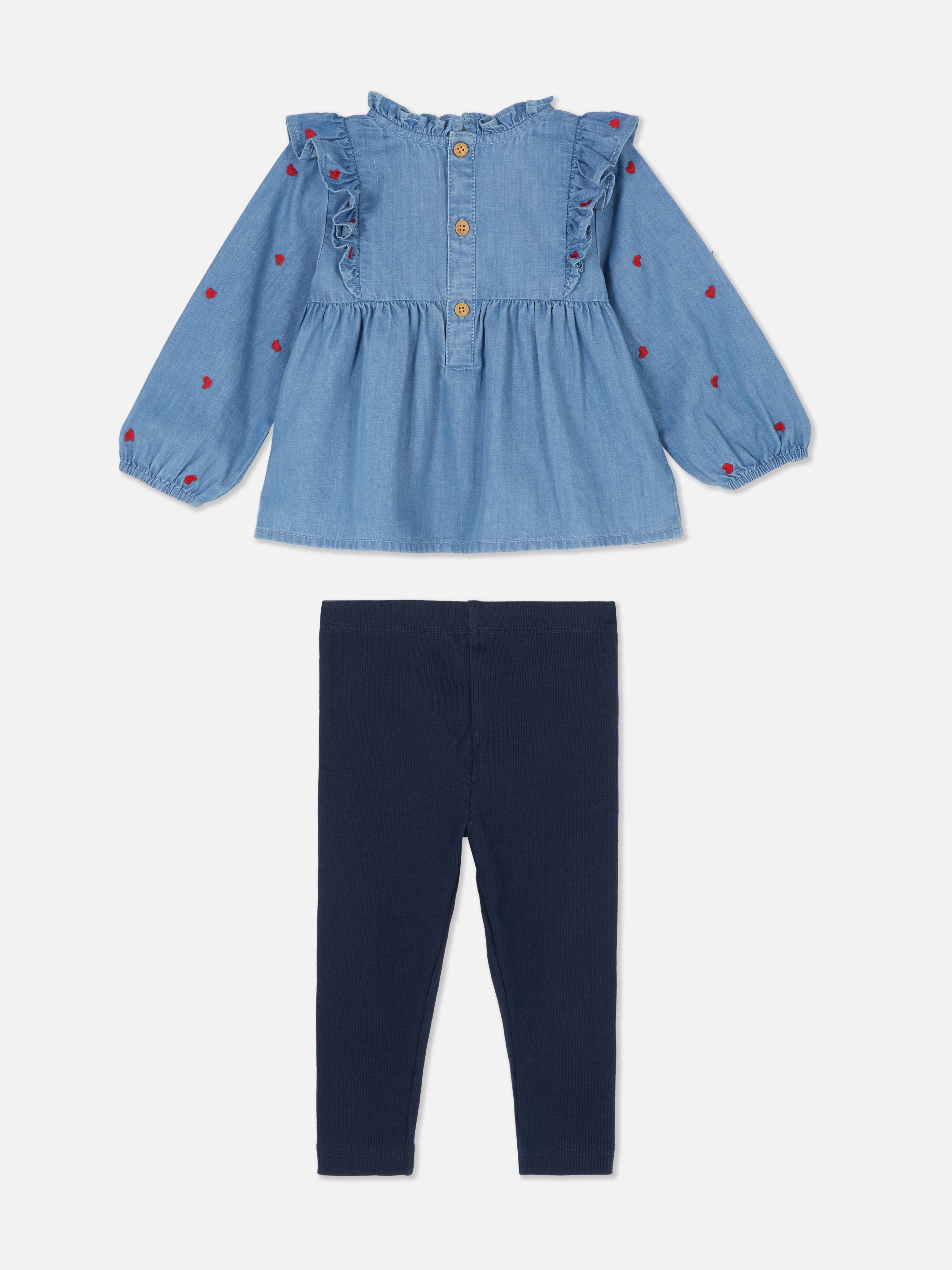Set format din bluză și colanți din denim cu volane. Un set vestimentar format din o bluză din denim cu volane și colanți elastici.