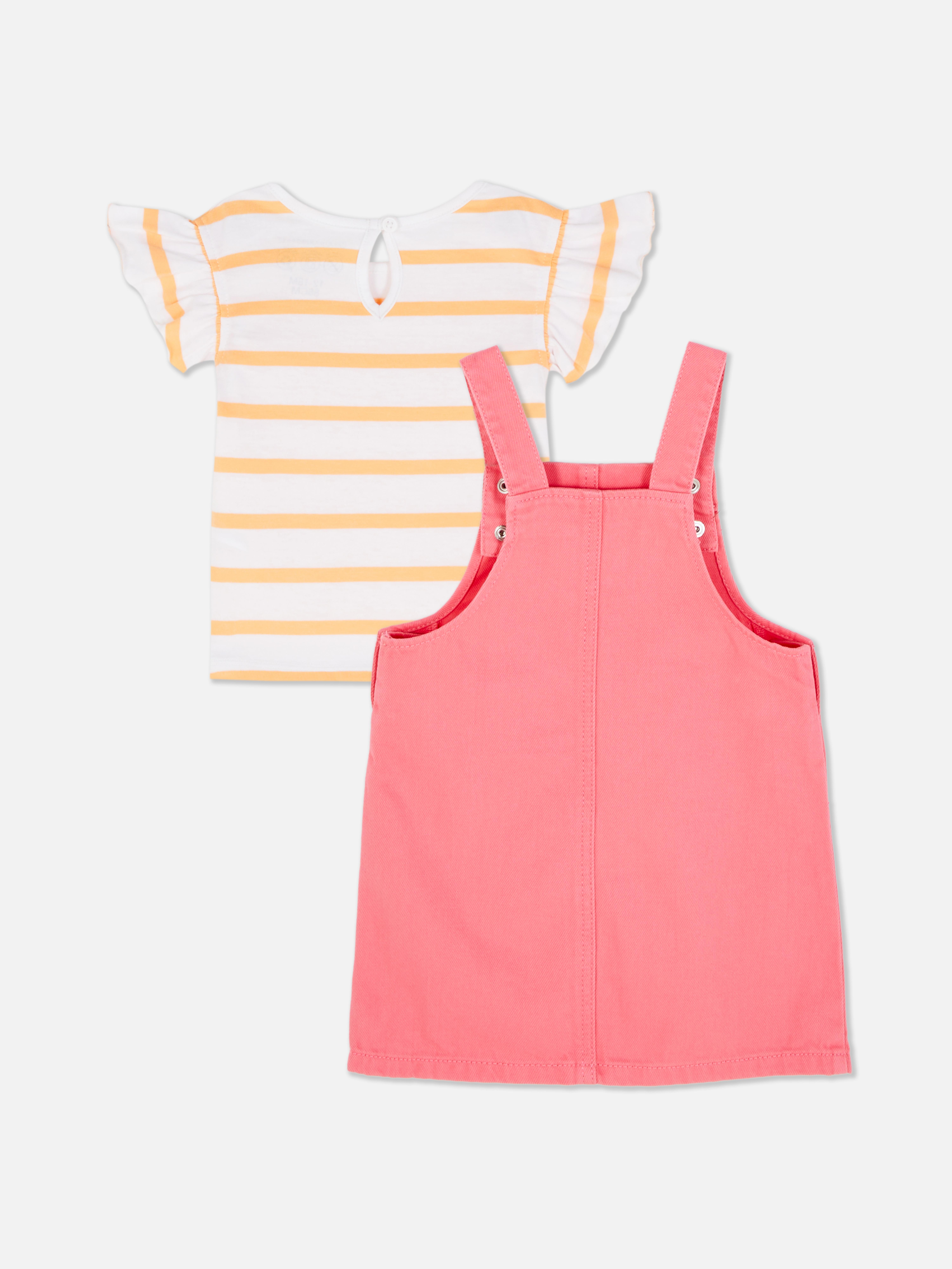 Set format din tricou cu dungi și volane și rochie tip șorț. Un set vestimentar format din top cu dungi și mânecă scurtă și rochie tip șorț.