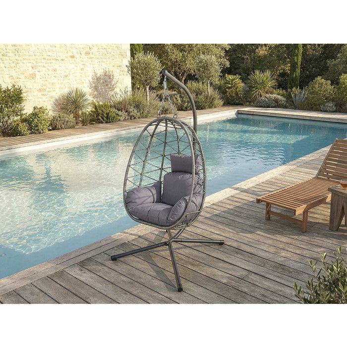 Poltrona sospesa a forma di uovo in rattan 