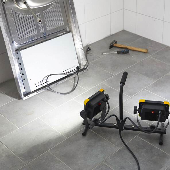 LED construction light with extendable tripod