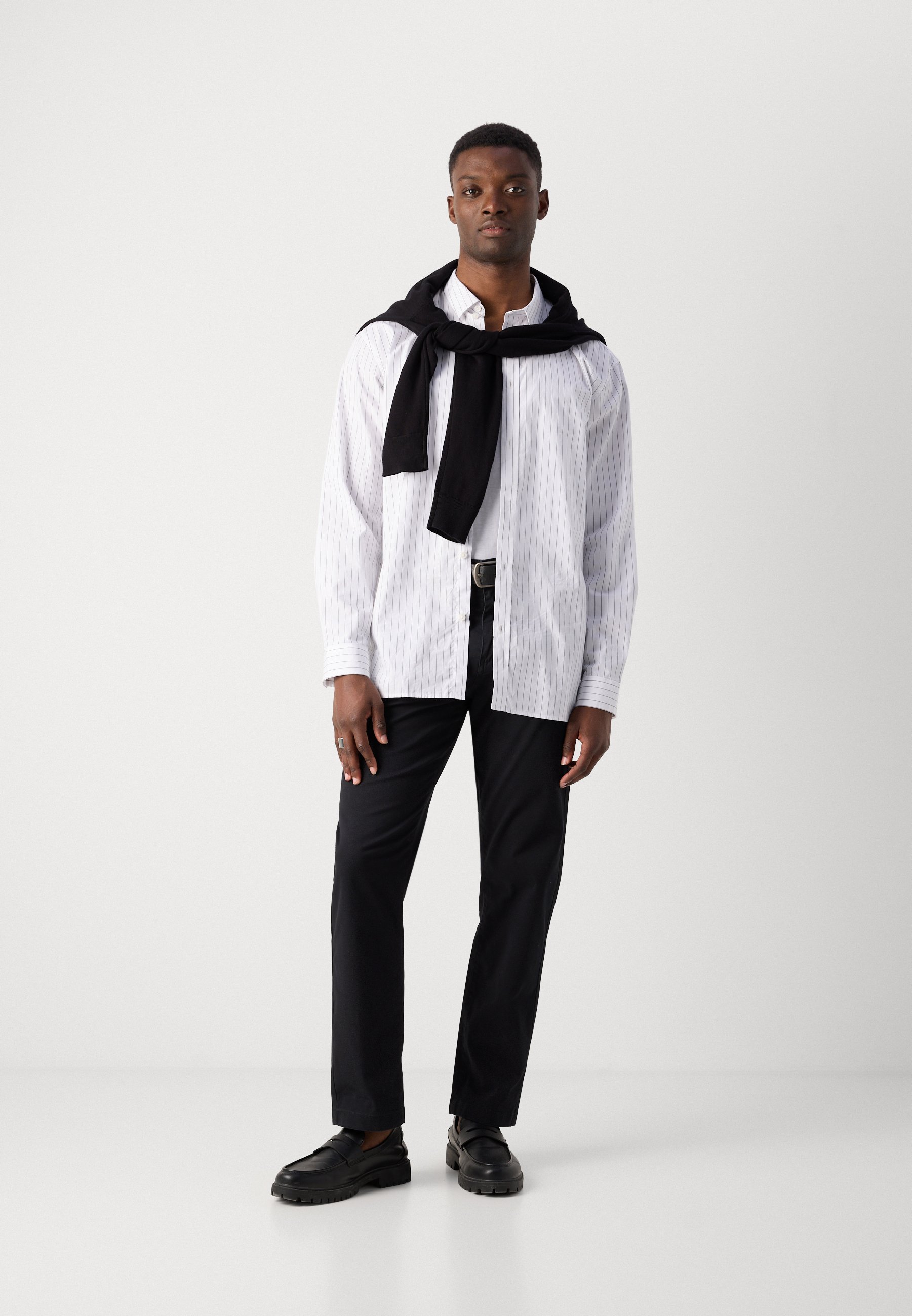 Calça chino Lindbergh SUPERFLEX COM CINTO - preta