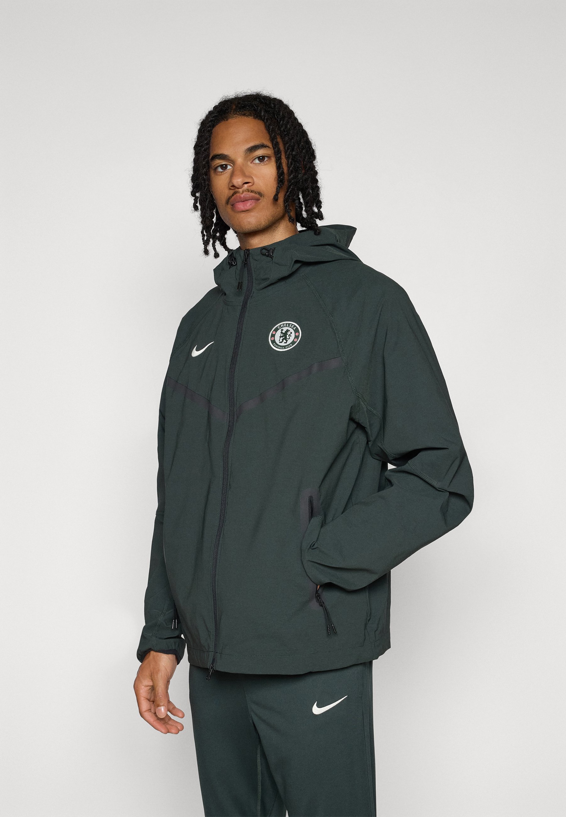 Nike Performance CHELSEA FC TECH WINDRUNNER - Klubirõivad - roheline/valge