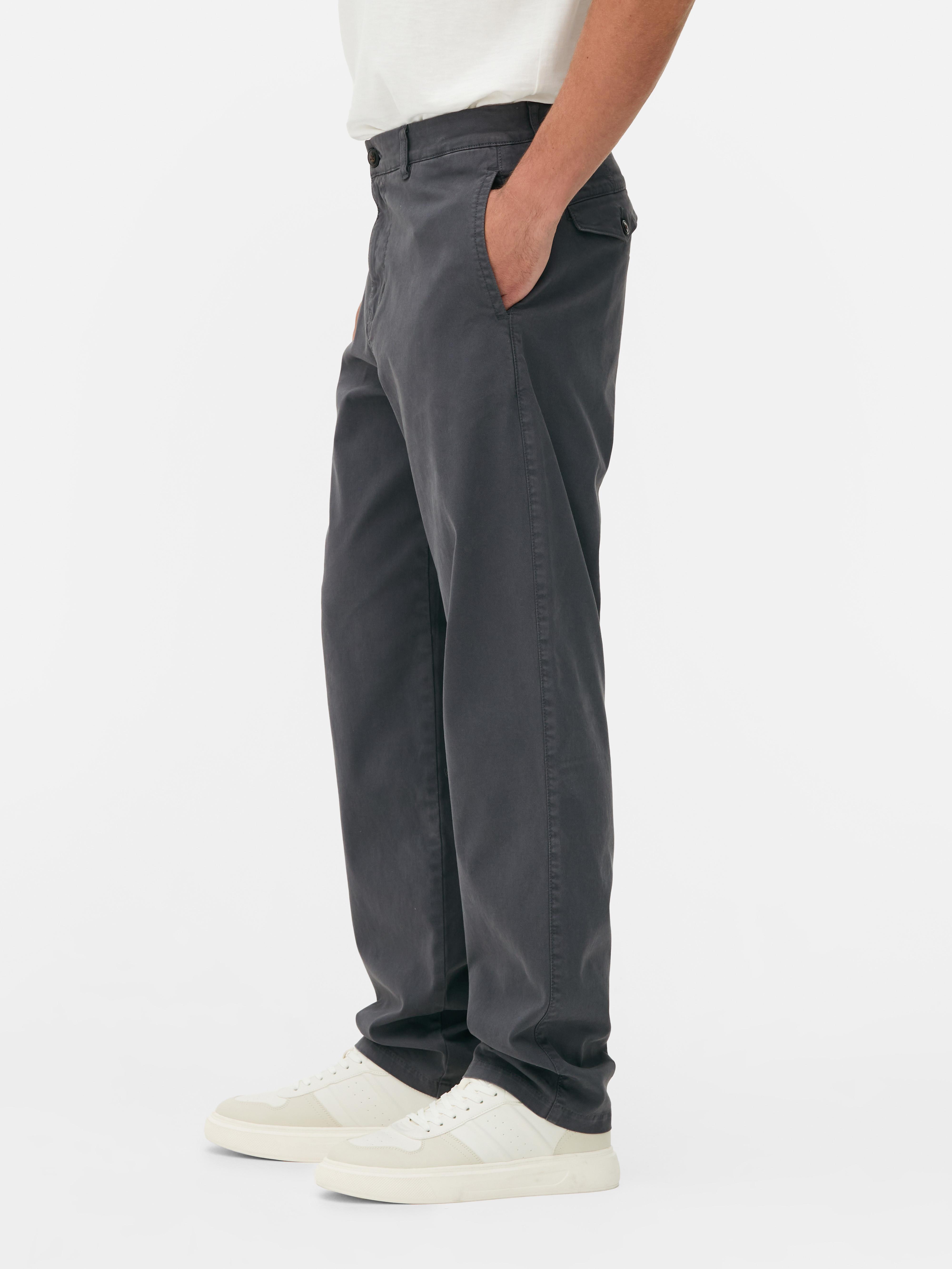 Pantalonii chino drepți Stronghold. Acești pantaloni chino din bumbac au picioare drepte și buzunare multiple.