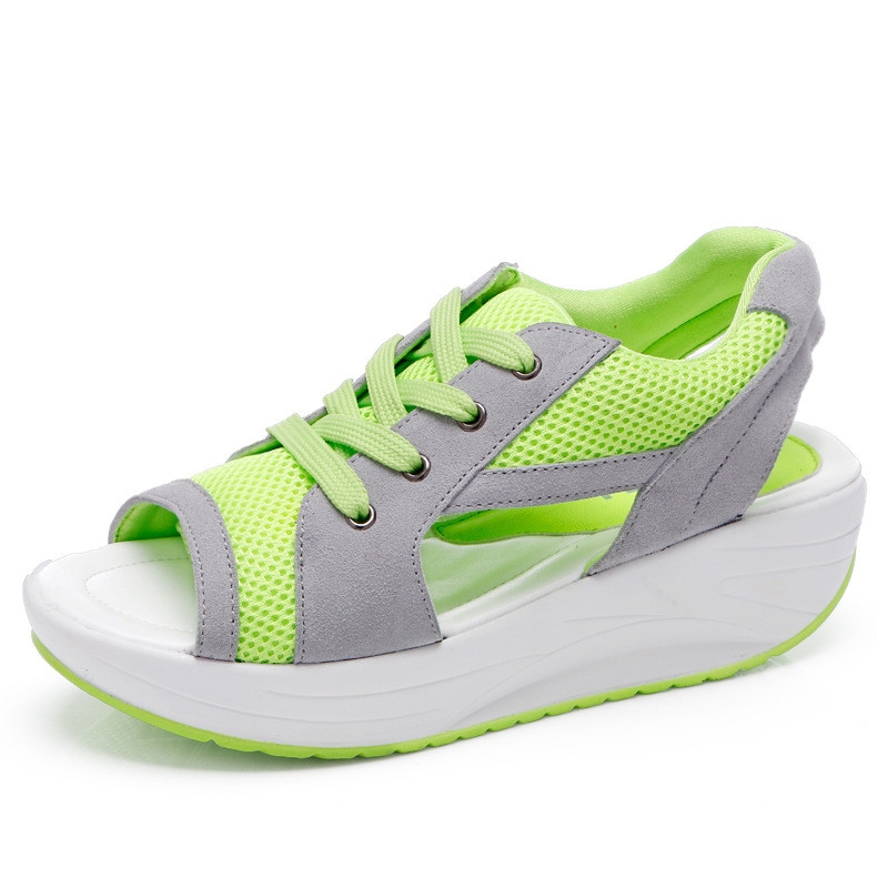 Sandales compensées à bout ouvert pour femmes de haute qualité, à lacets et découpes, idéales pour la plage et les activités de plein air. Chaussures à plateforme de marque.